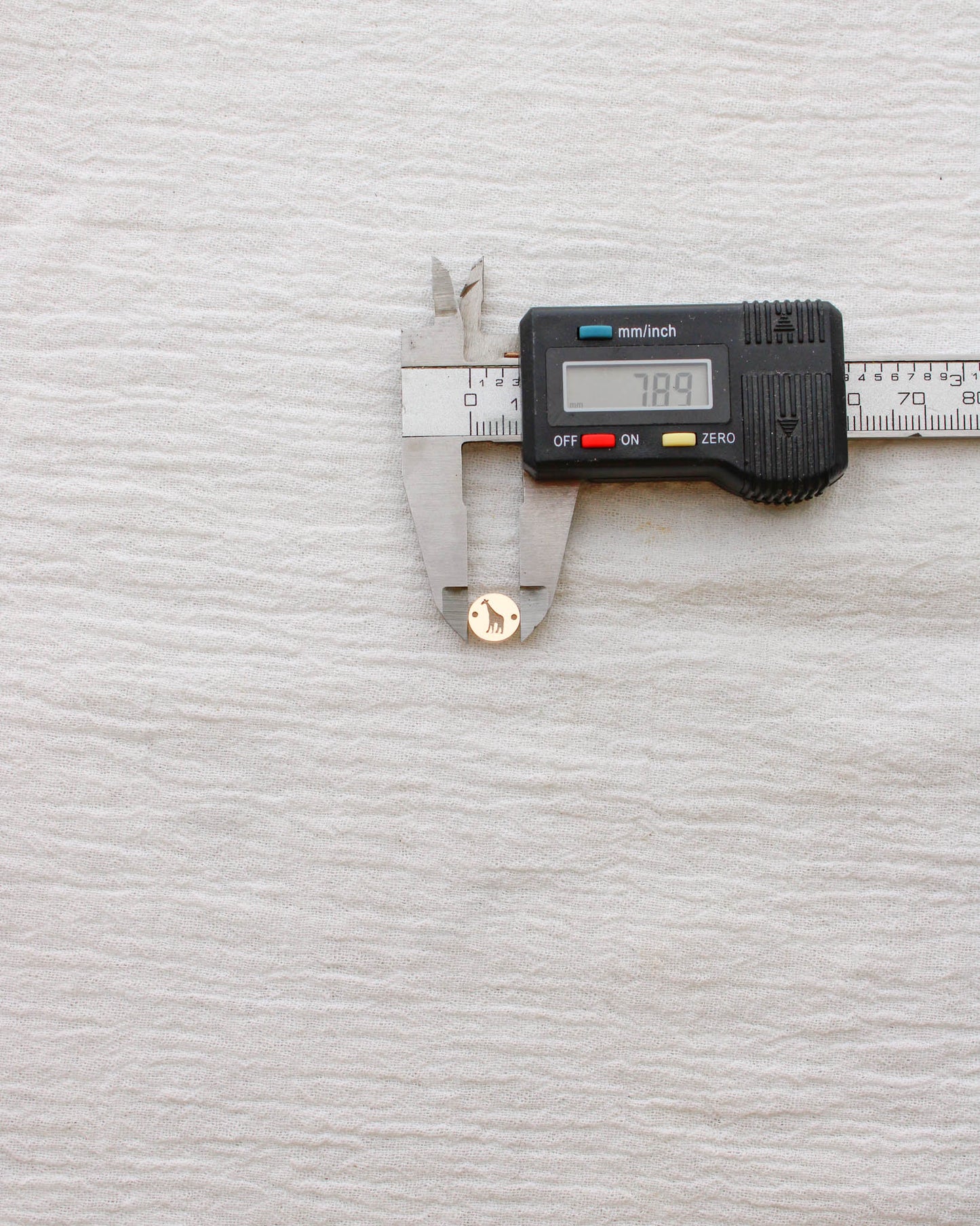 Giraffe Round Connector Charm, CN378