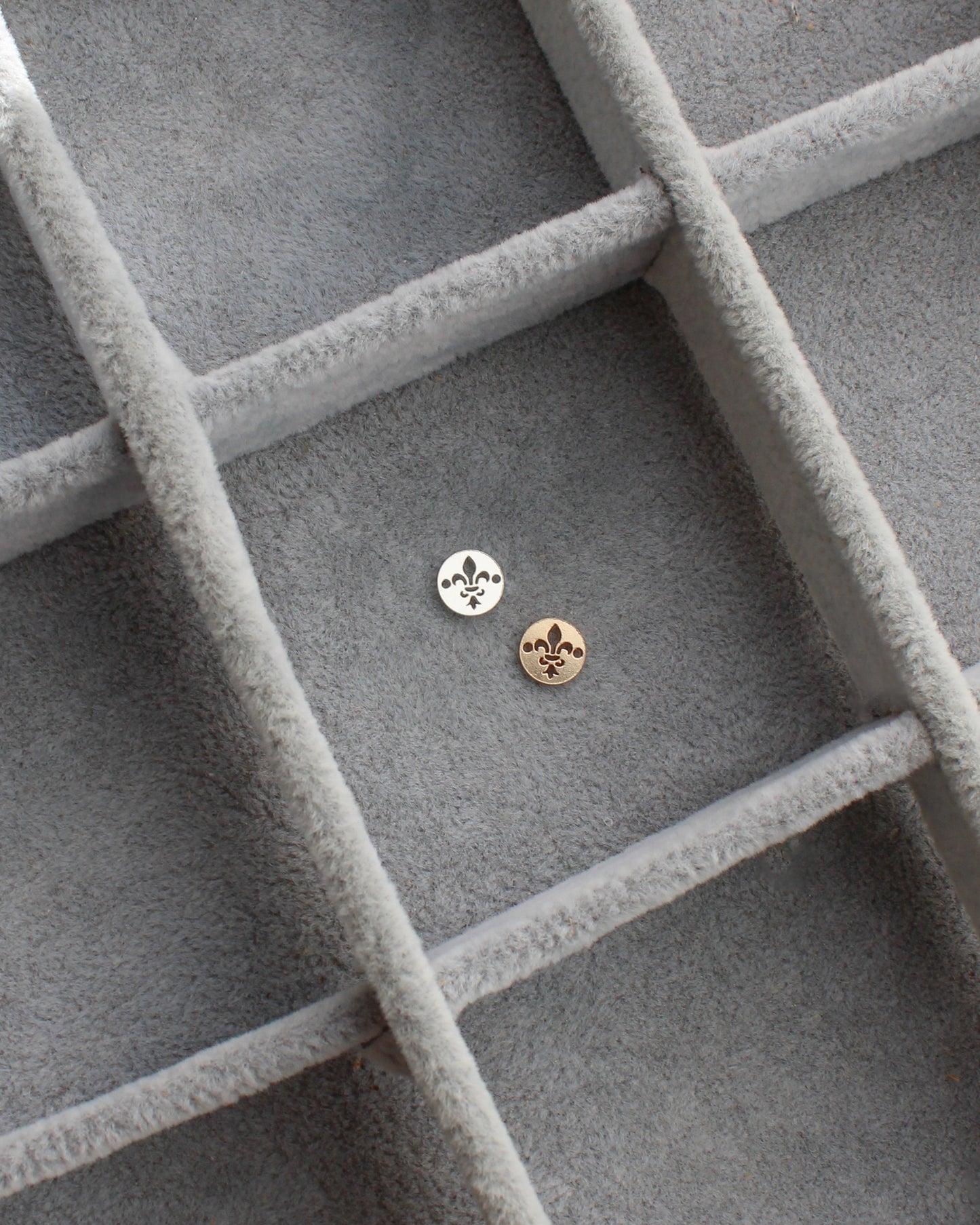 Fleur de Lis Connector, CN439