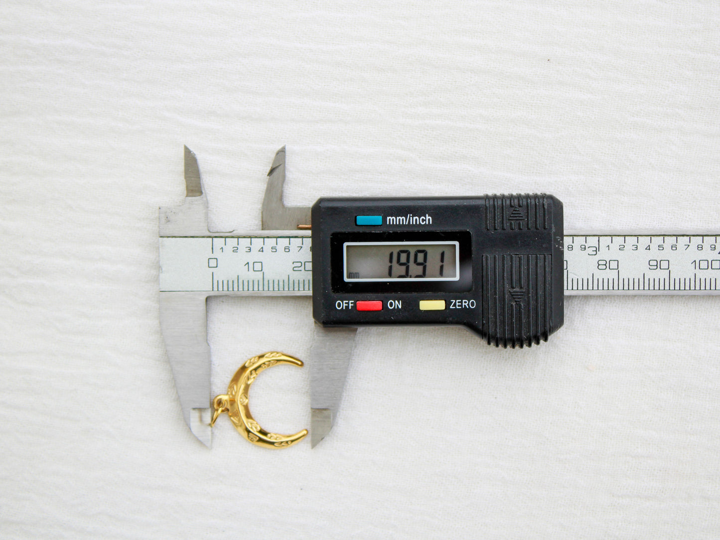 Crescent PVD Charm, CH331