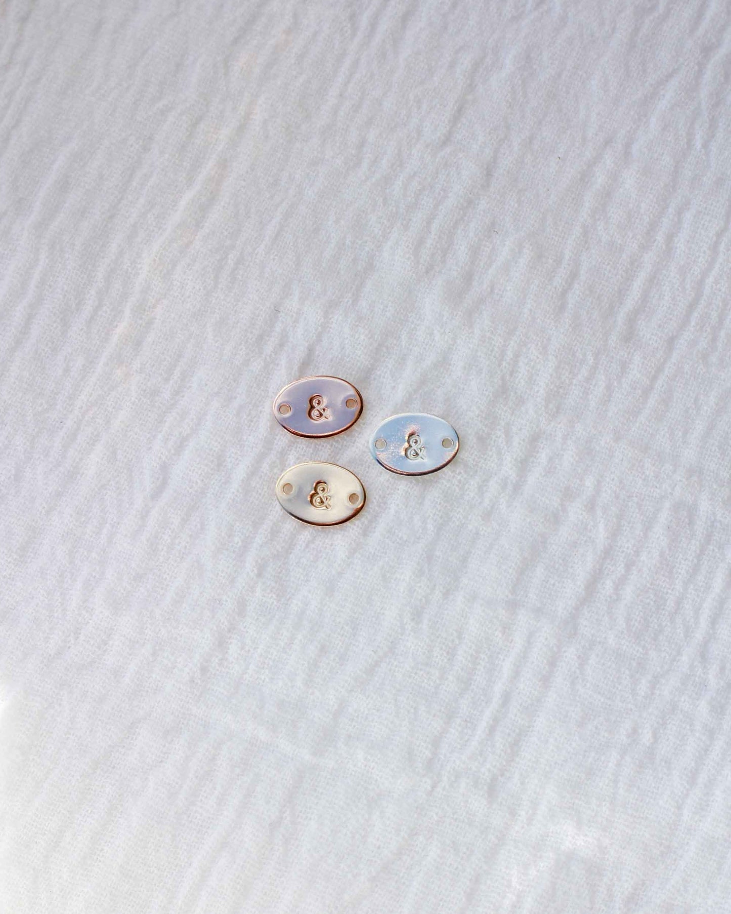 Ampersand Oval Connector, CN01