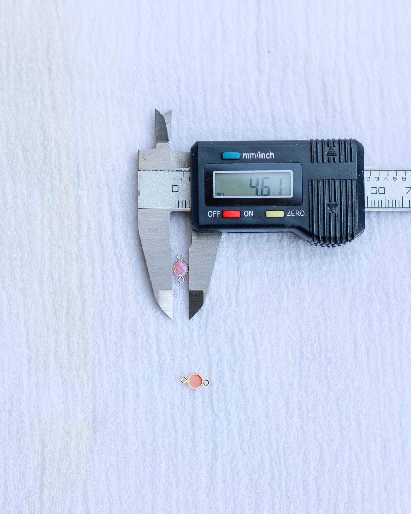 4mm Peach Opal Connector, CN240