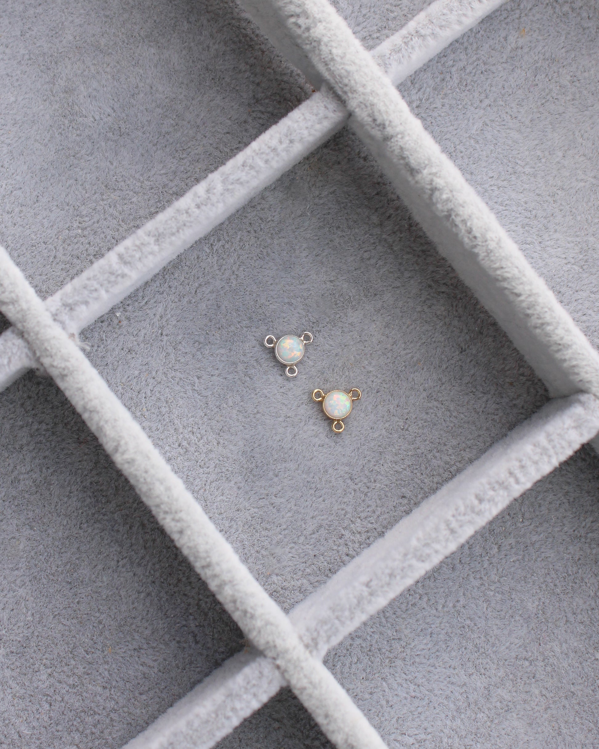 4mm White Opal Y Connector, CN493