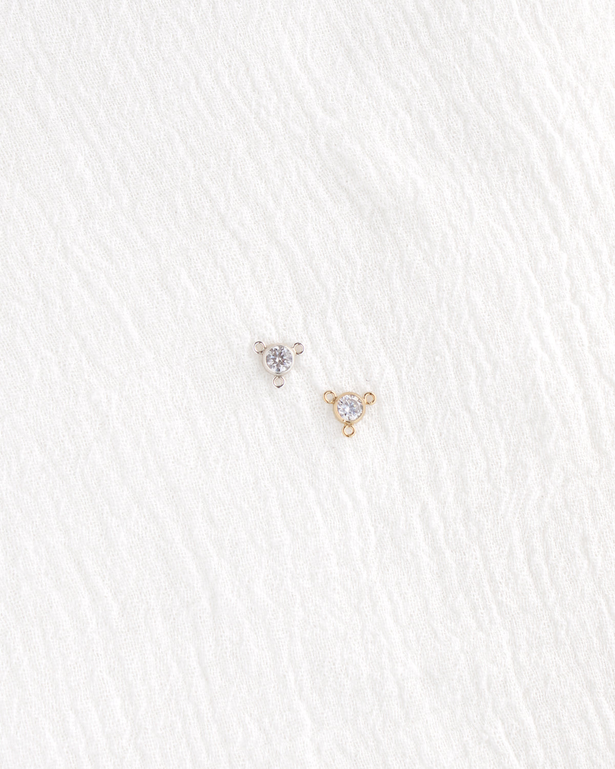4mm White CZ Y Connector, CN494
