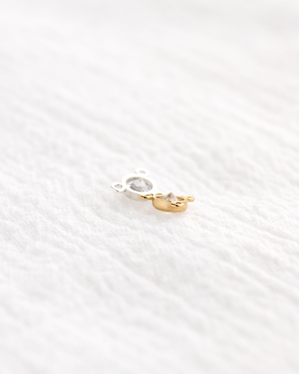 4mm White CZ Y Connector, CN494