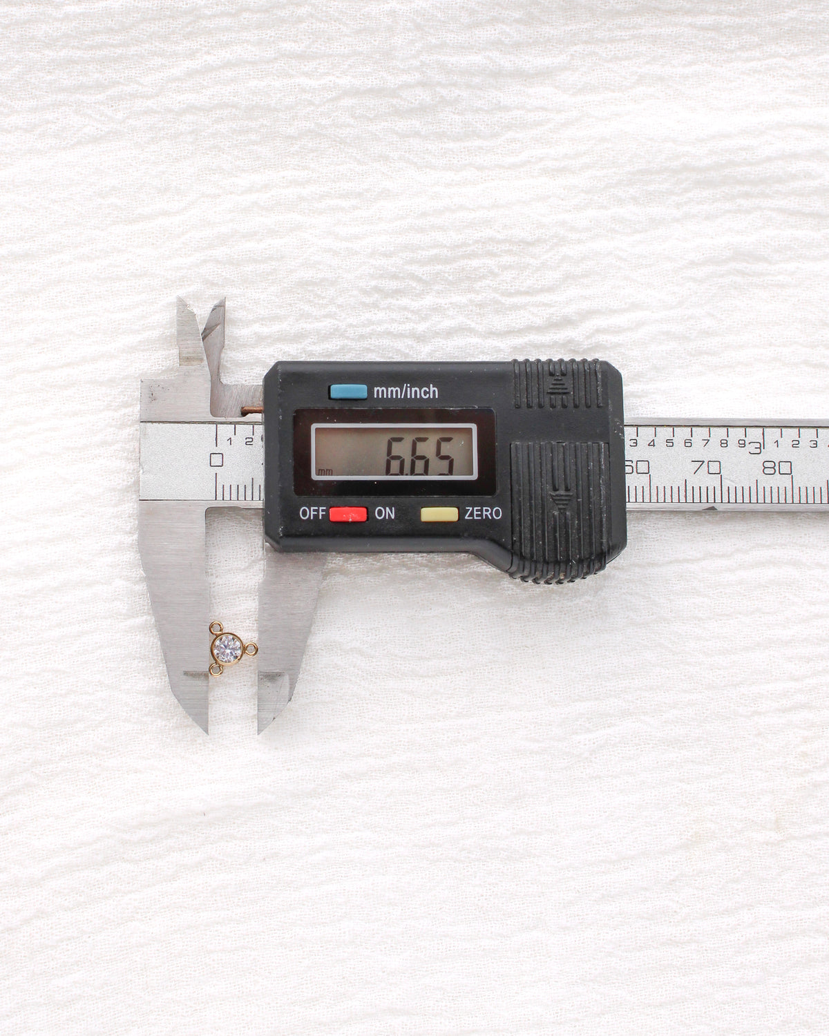 4mm White CZ Y Connector, CN494