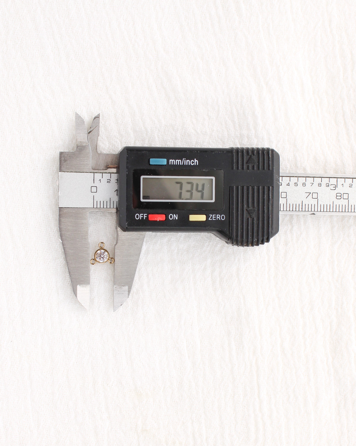 4mm White CZ Y Connector, CN494