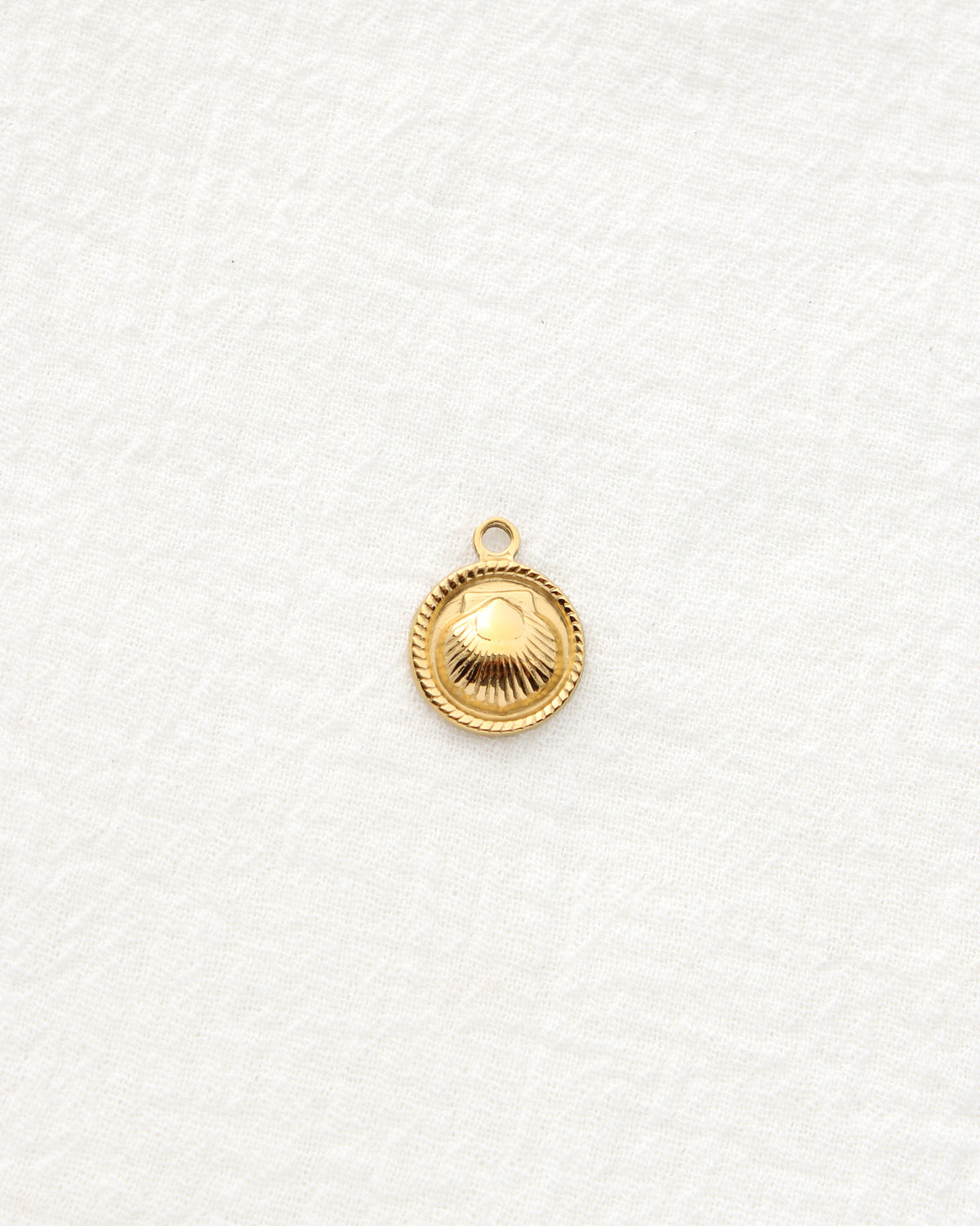19mm Shell Disc PVD Charm, CH478