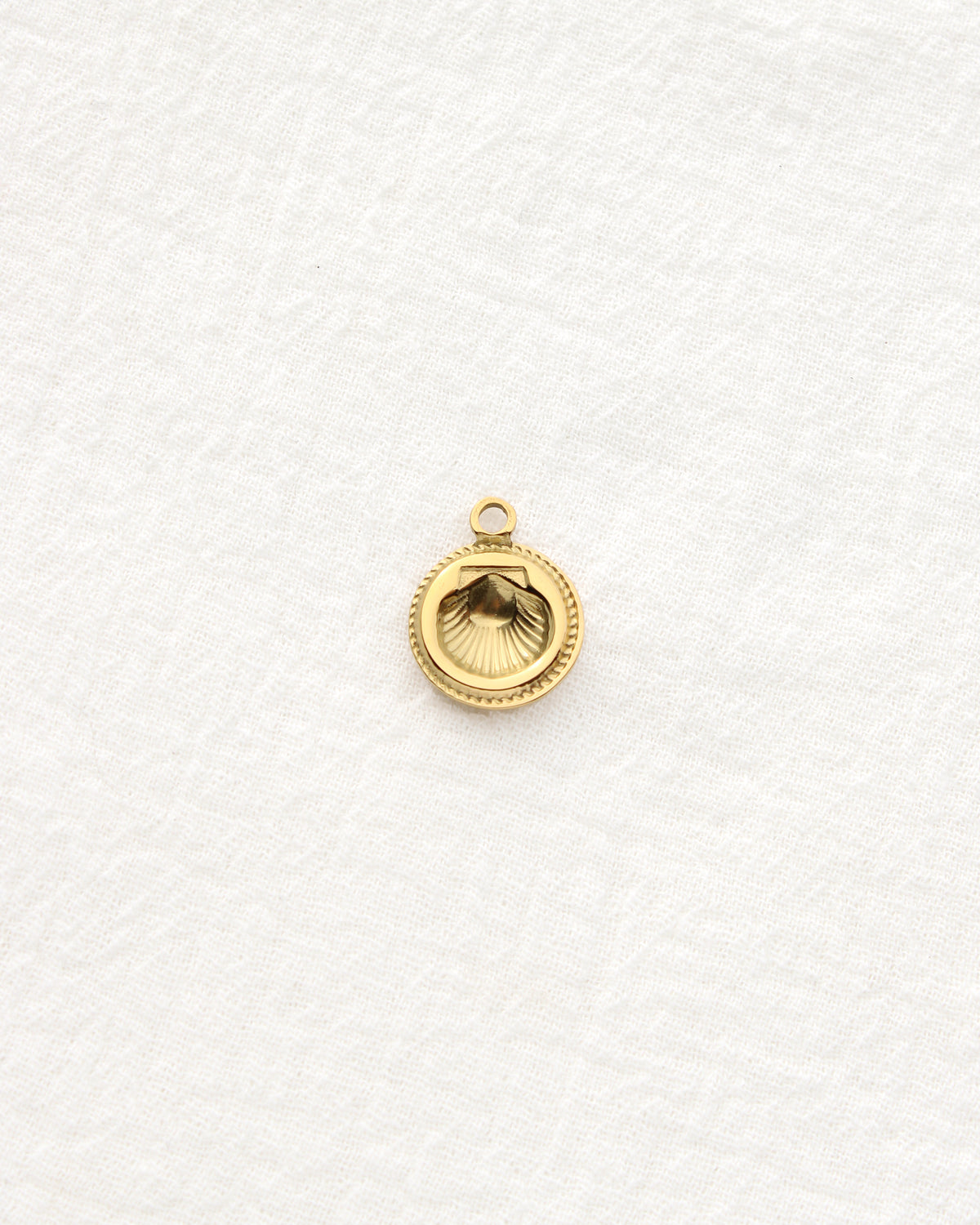 19mm Shell Disc PVD Charm, CH478