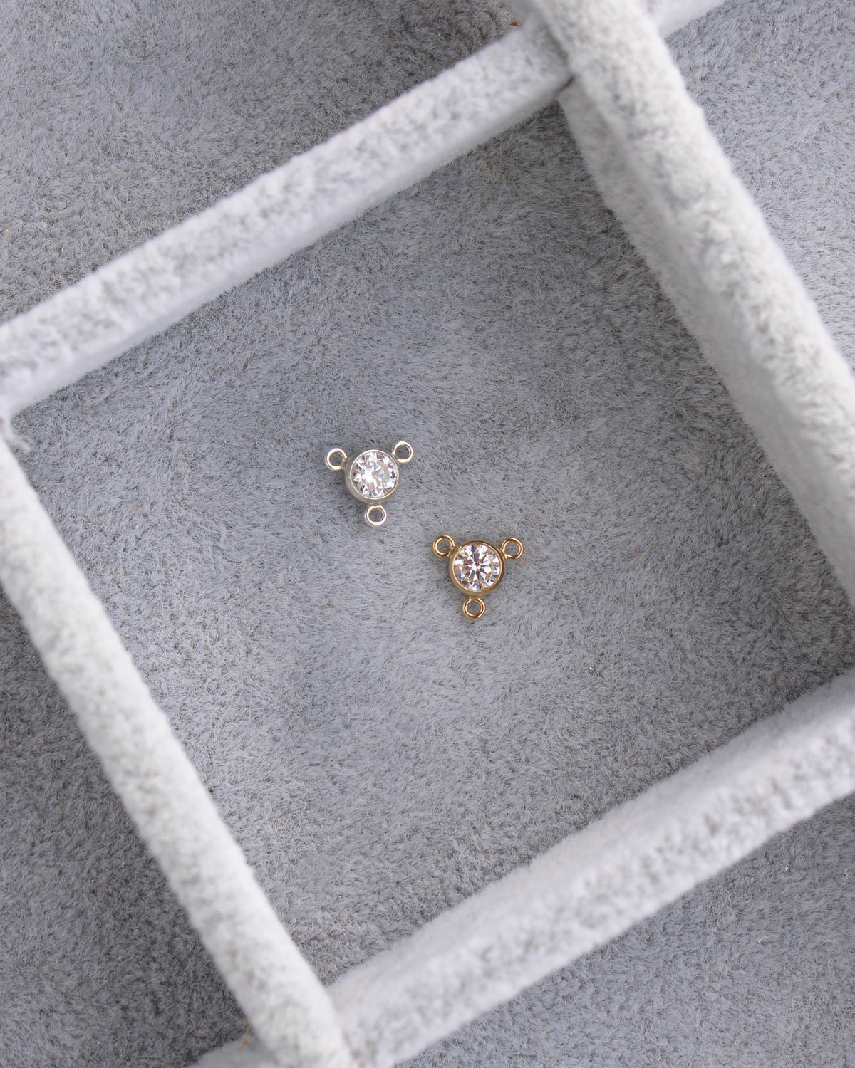 4mm White CZ Y Connector, CN494