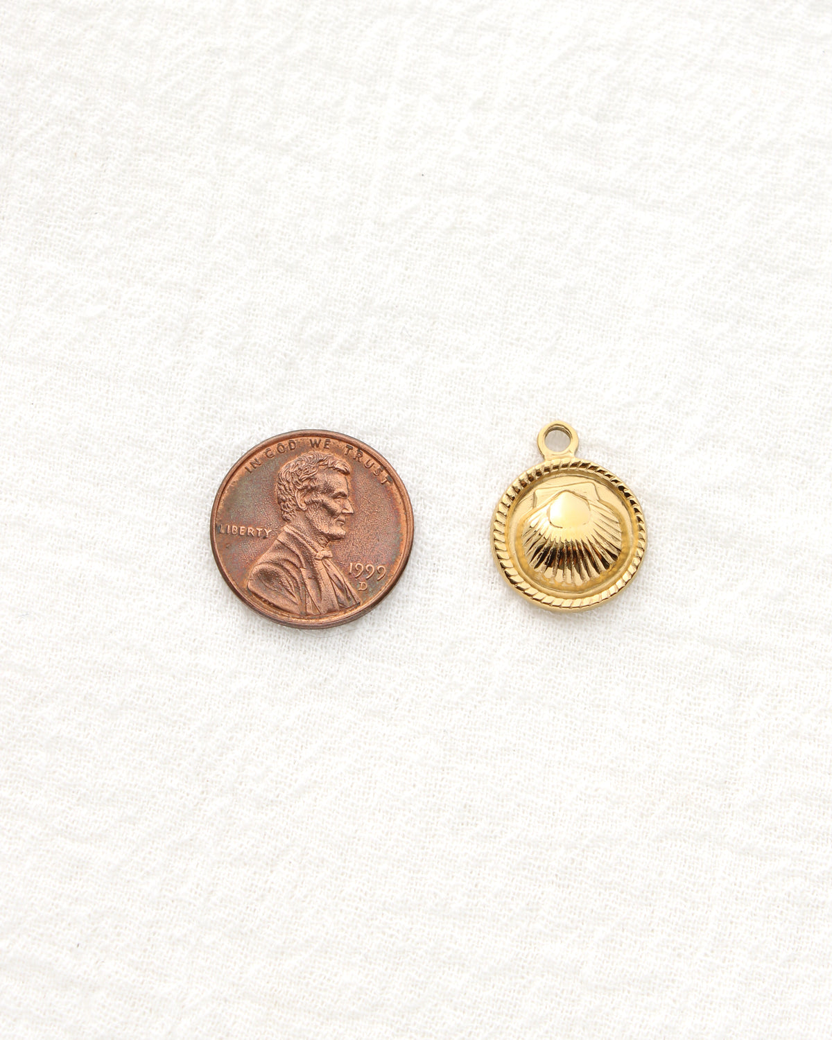 19mm Shell Disc PVD Charm, CH478