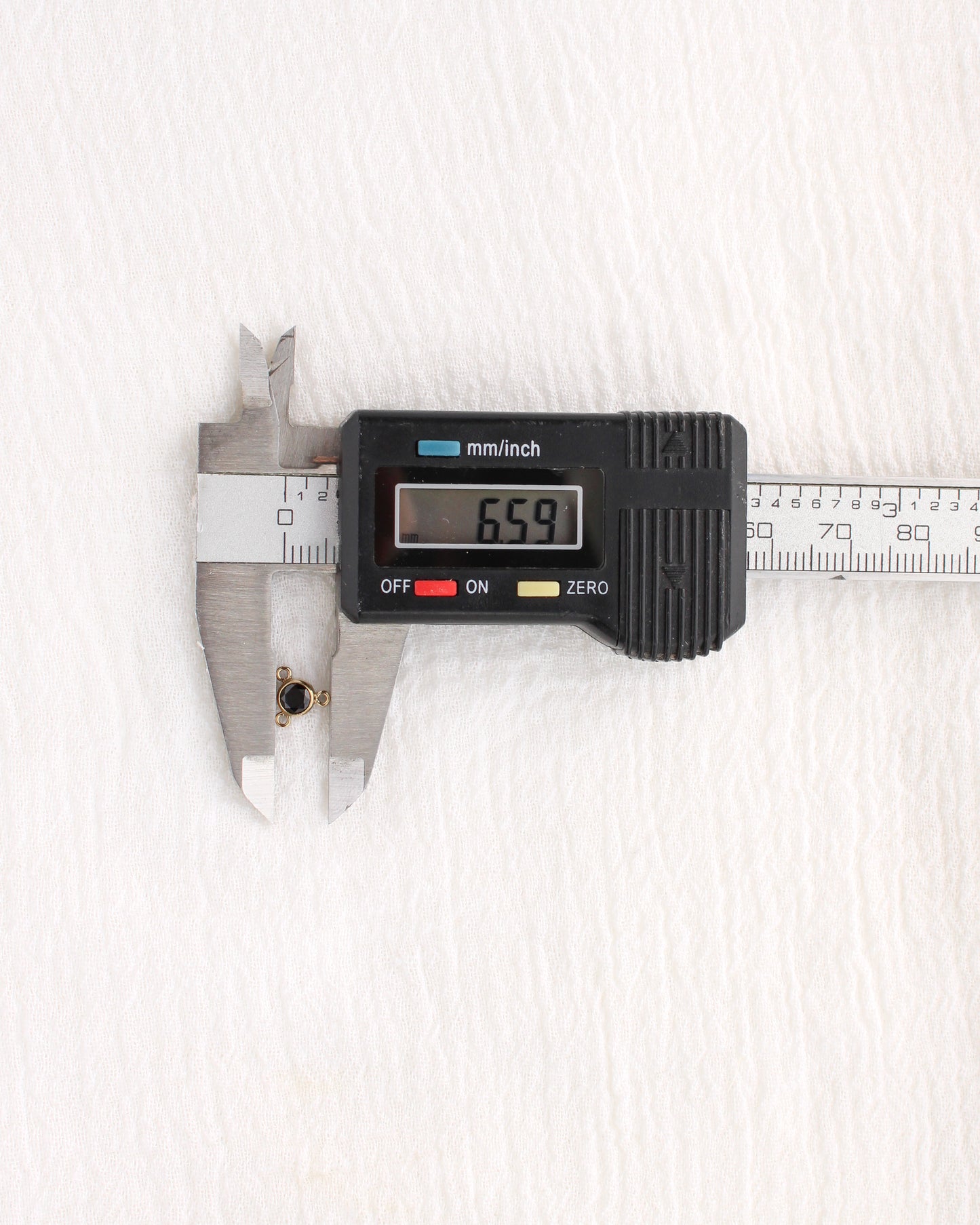 4mm Black CZ Y Connector, CN492