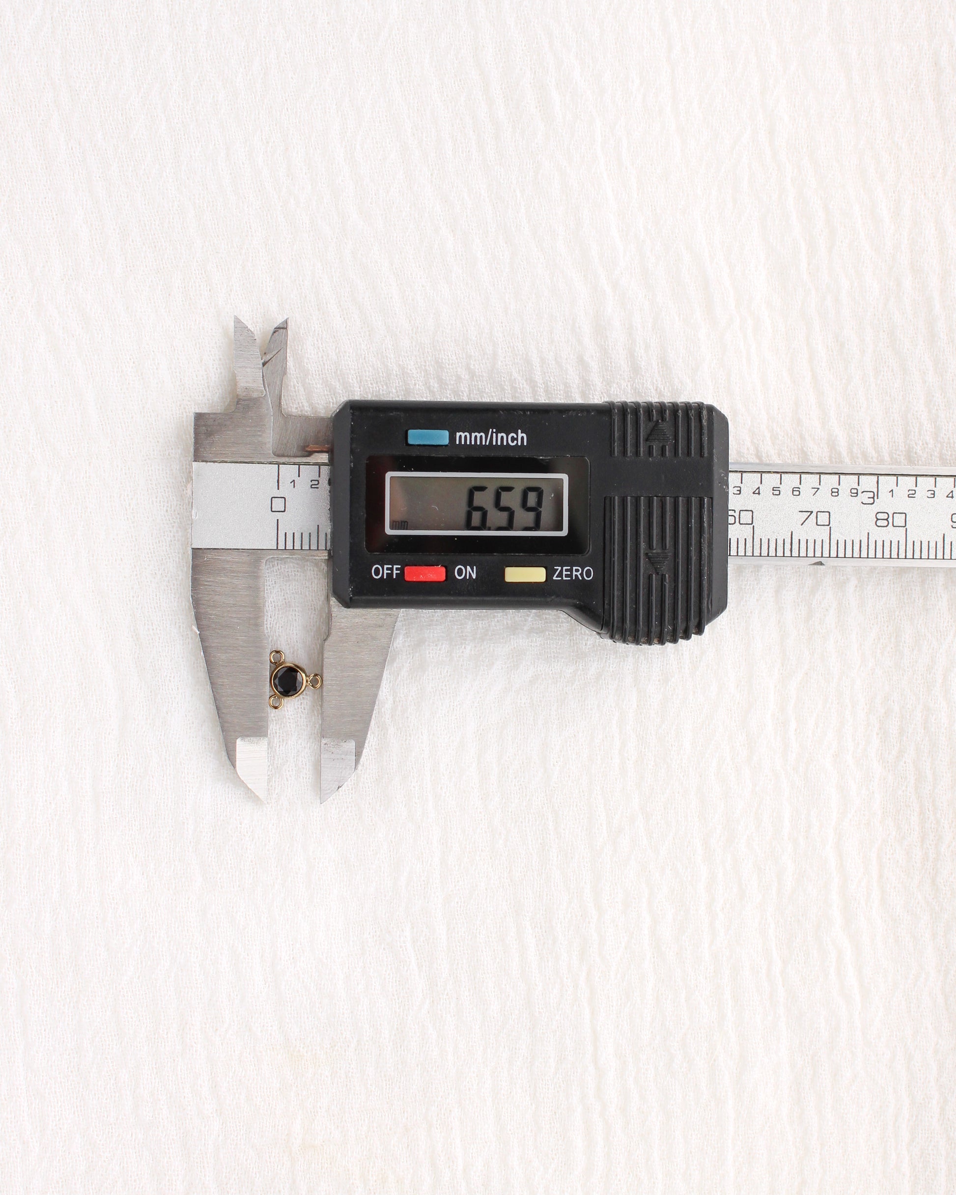 4mm Black CZ Y Connector, CN492
