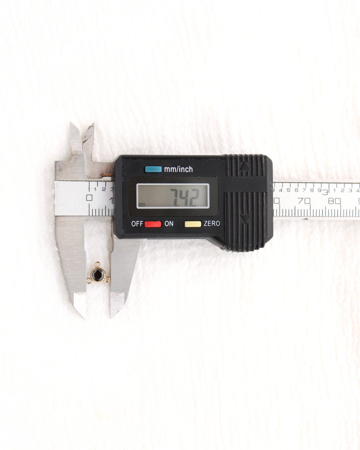 4mm Black CZ Y Connector, CN492
