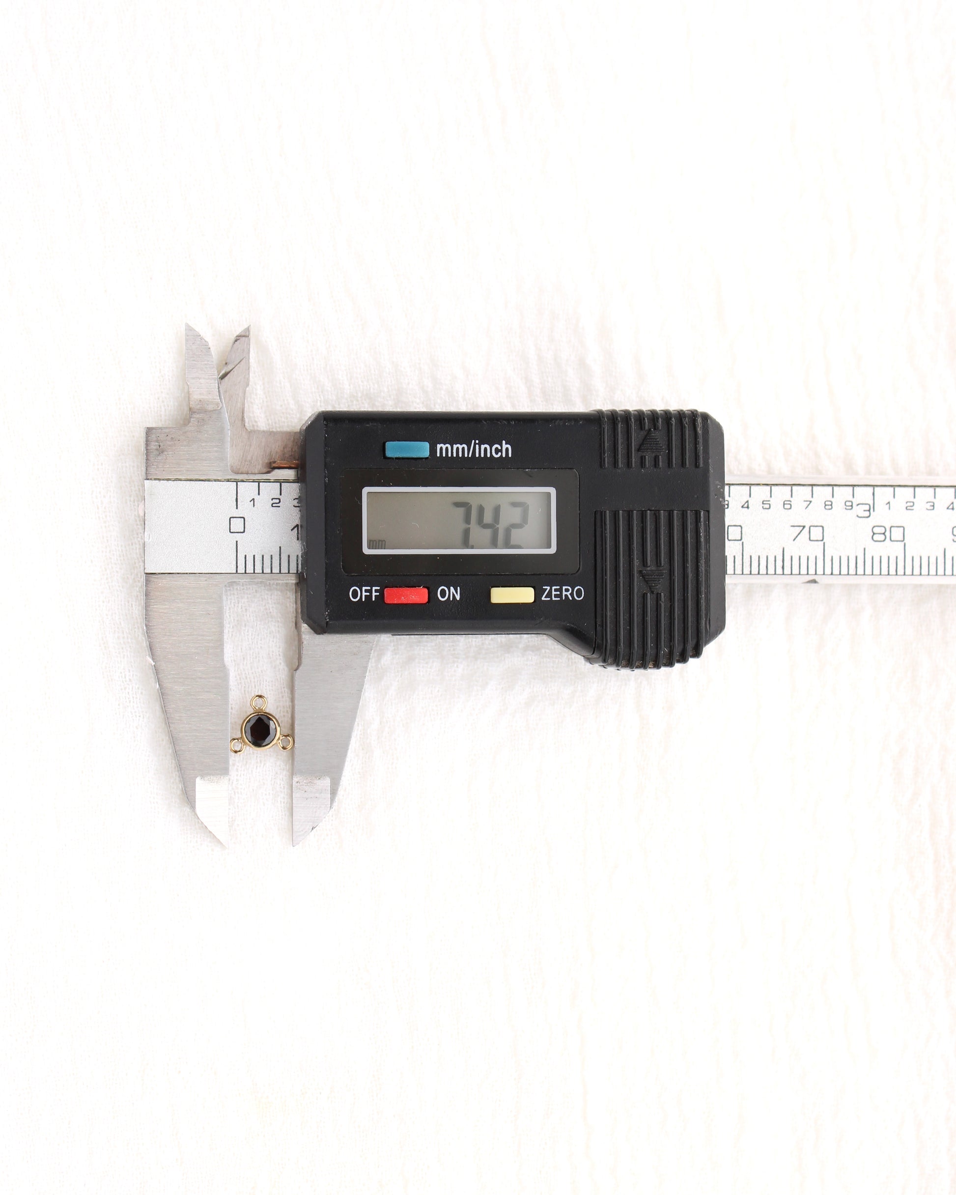 4mm Black CZ Y Connector, CN492