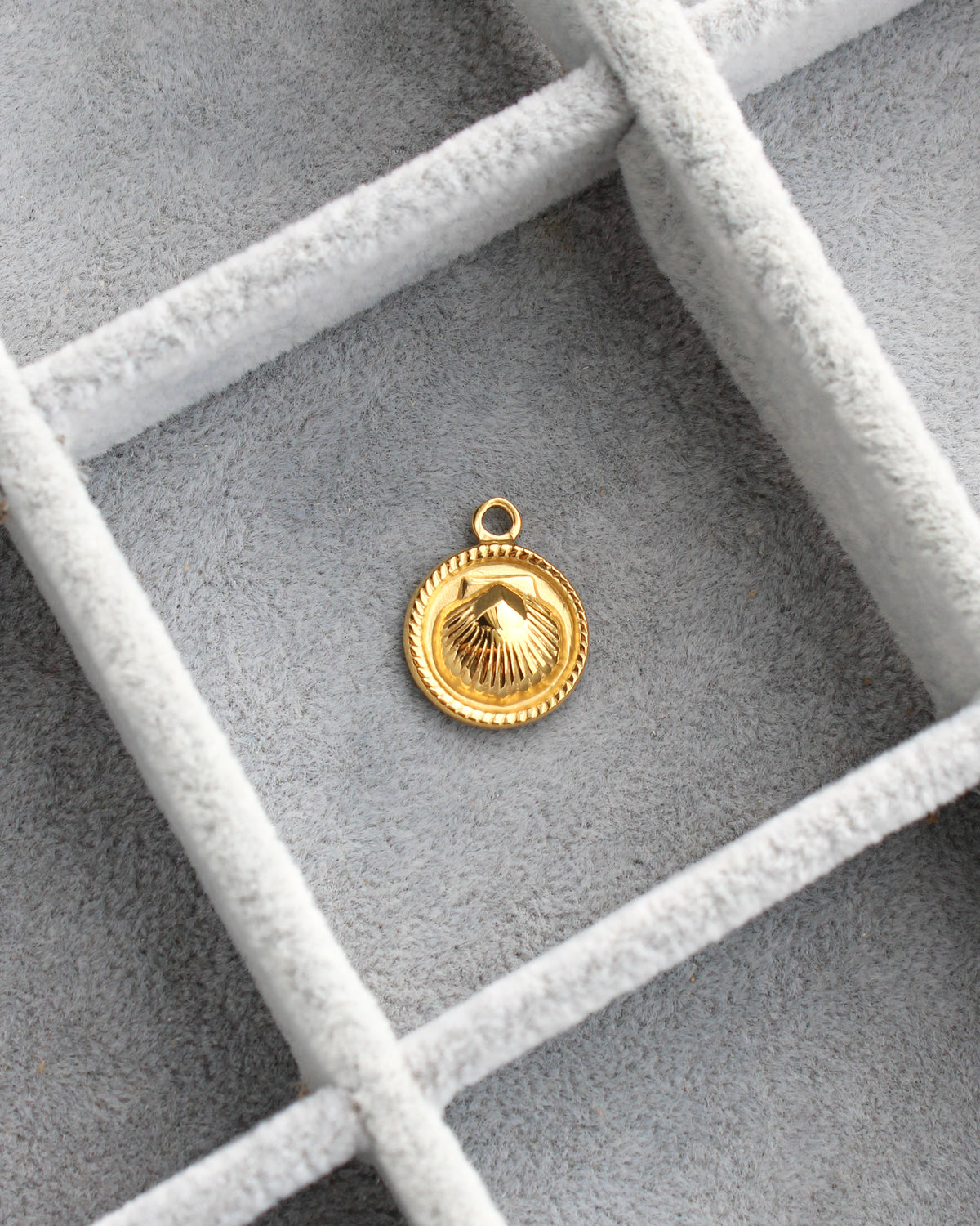 19mm Shell Disc PVD Charm, CH478