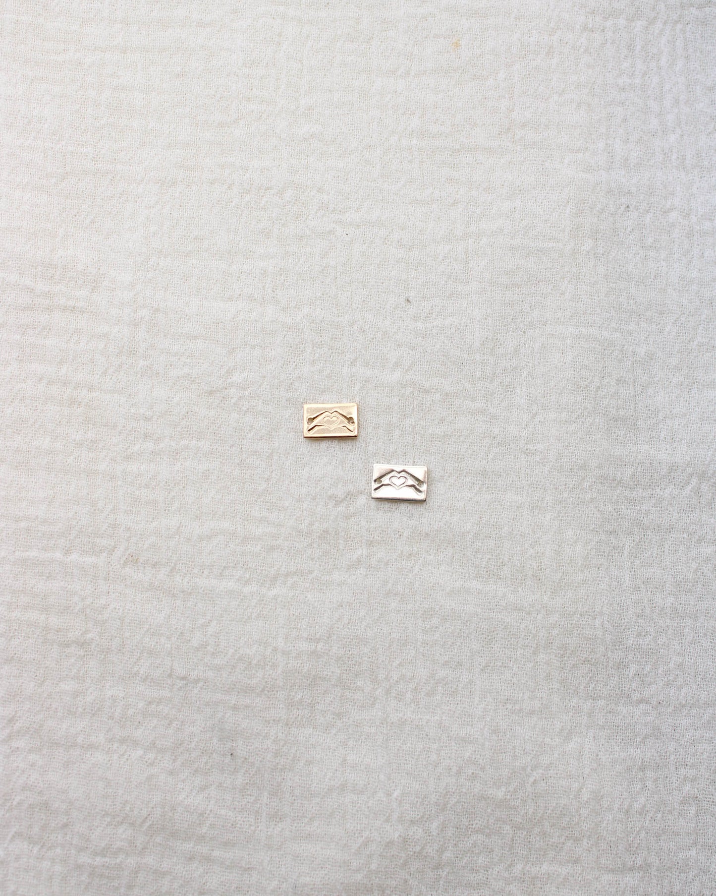 Heart hands mini bar stamped connector, SCN508