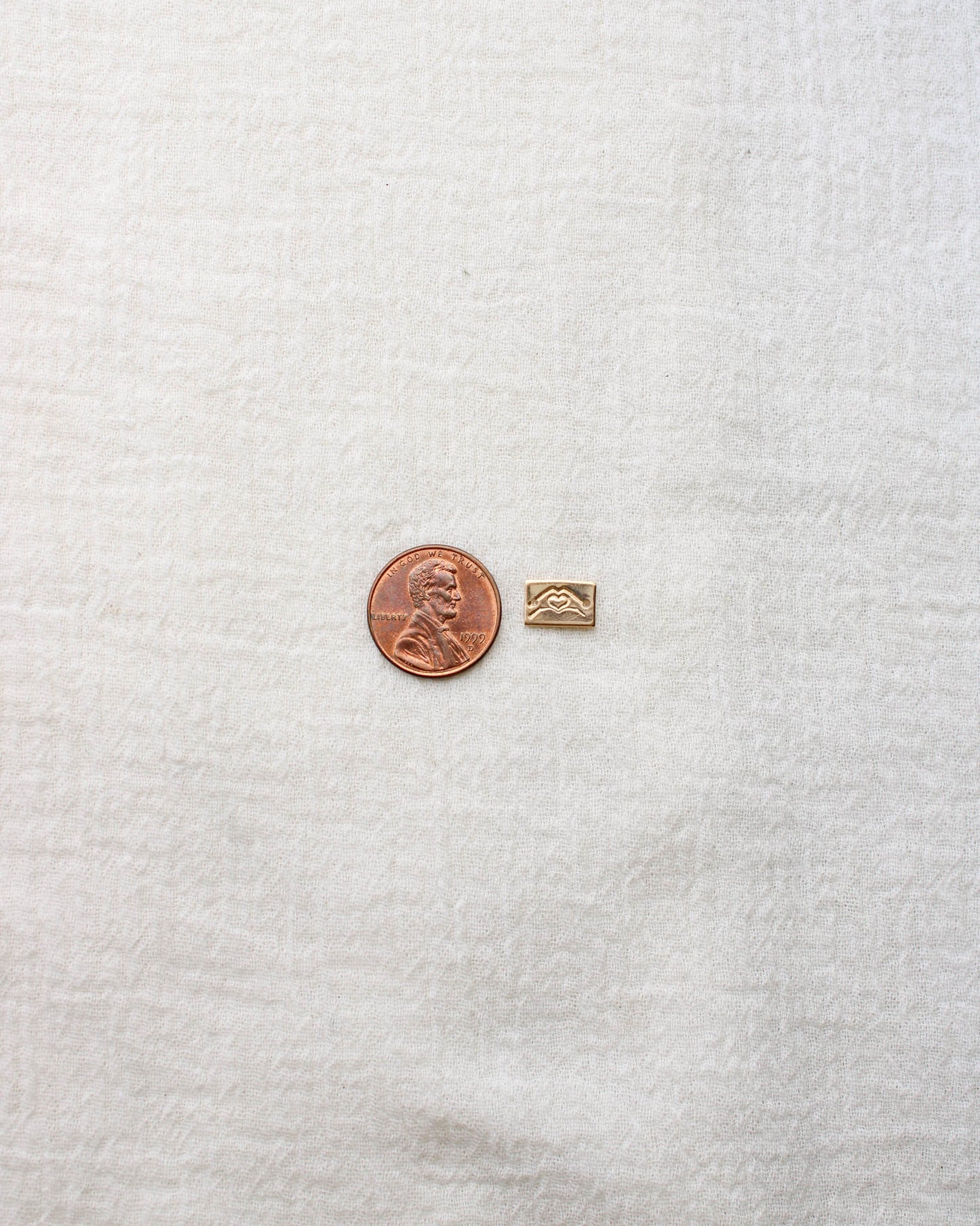 Heart hands mini bar stamped connector, SCN508