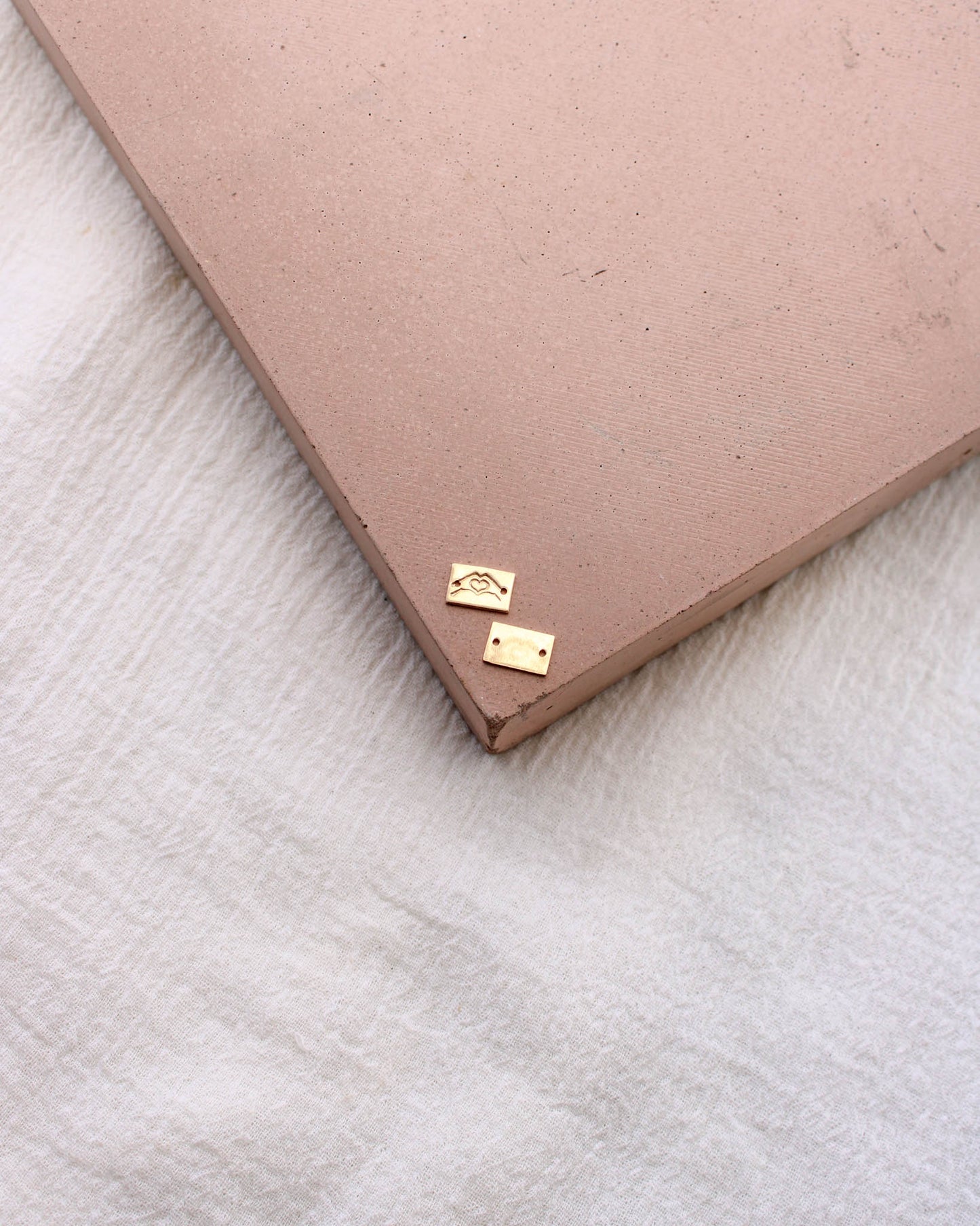 Heart hands mini bar stamped connector, SCN508
