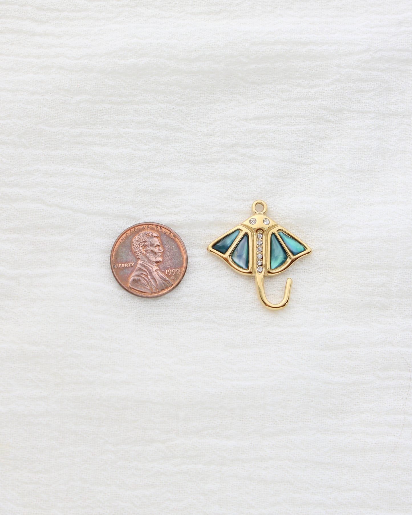 29mm Manta Ray PVD Charm, CH452