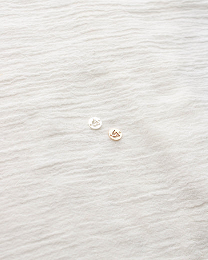 Sailboat Round Connector Charm, CN358