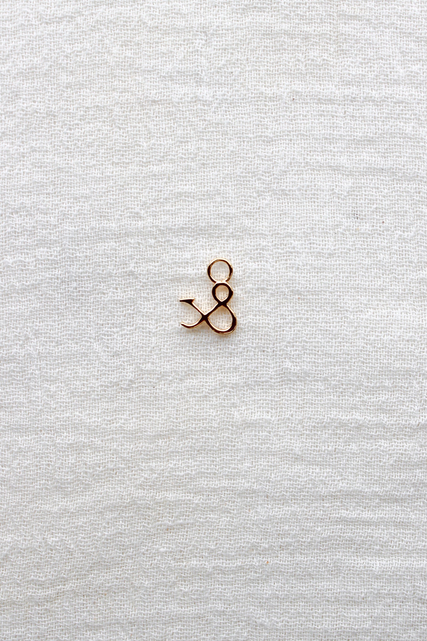 Ampersand Charm, CH299