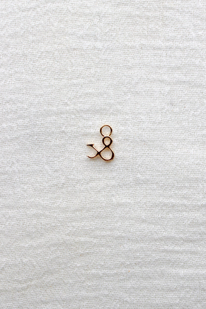 Ampersand Charm, CH299