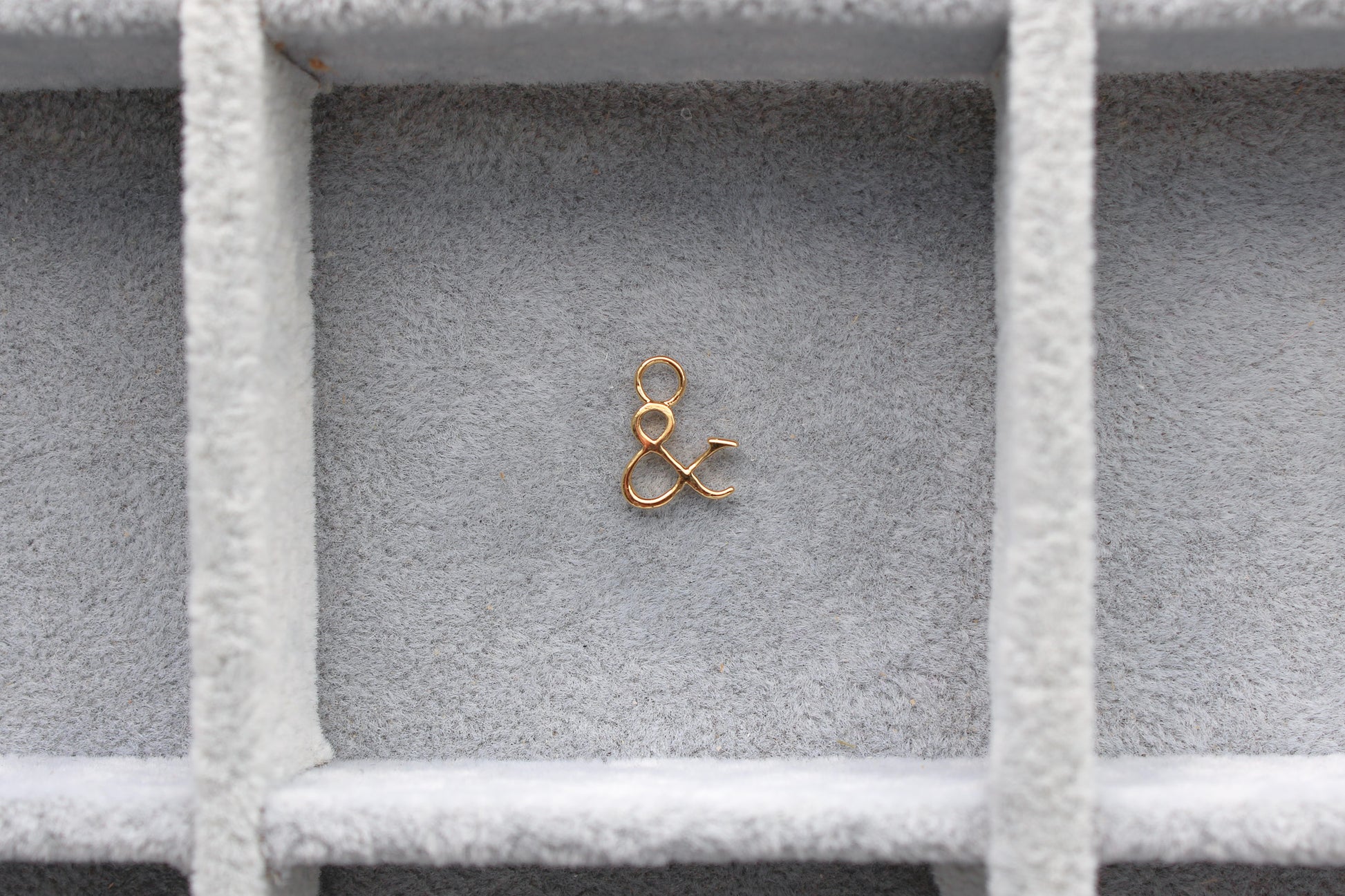 Ampersand Charm, CH299