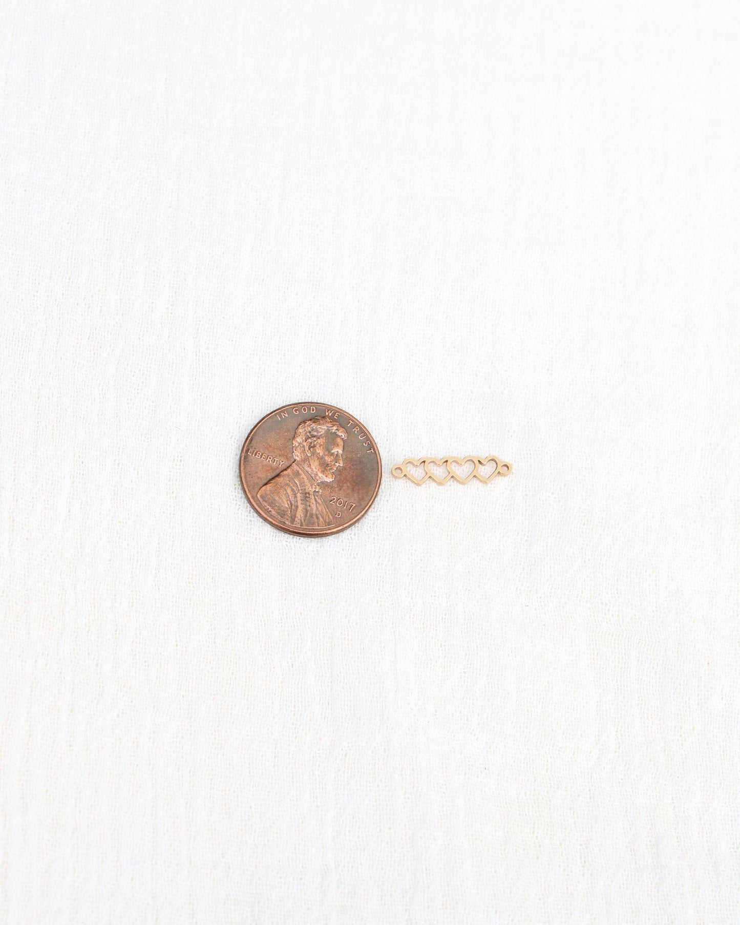4 Linked Heart Outline Connector. CN438