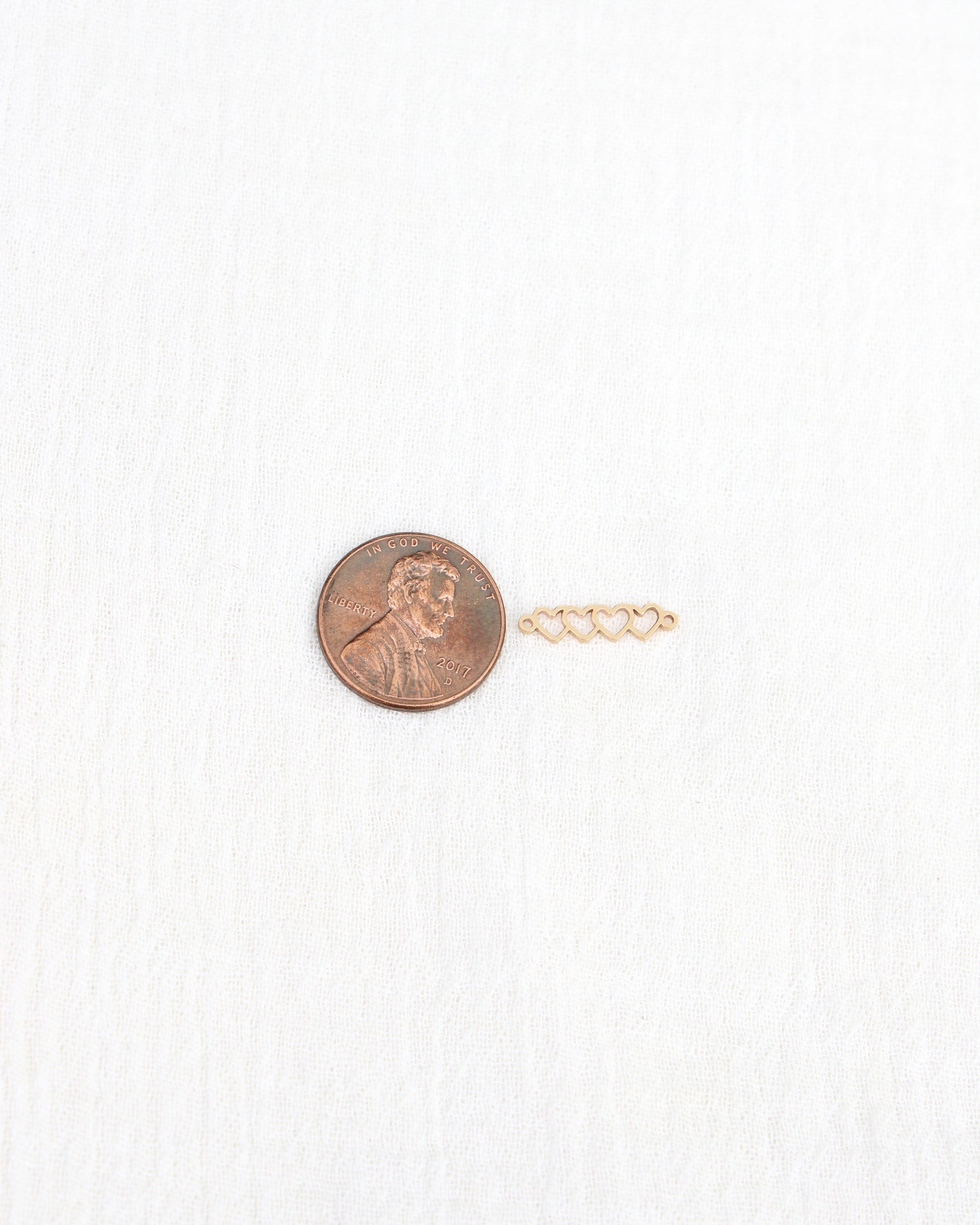 4 Linked Heart Outline Connector. CN438