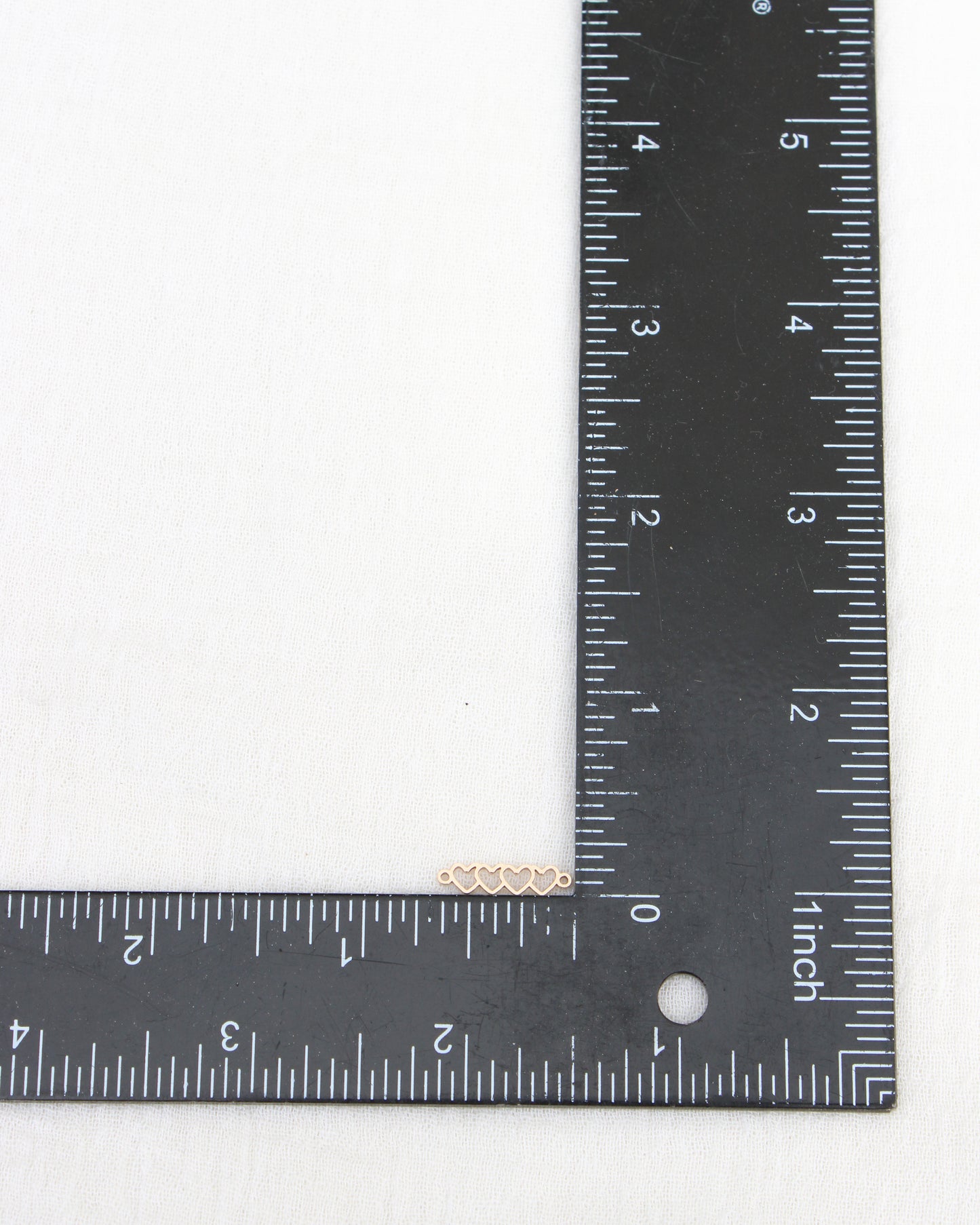4 Linked Heart Outline Connector. CN438