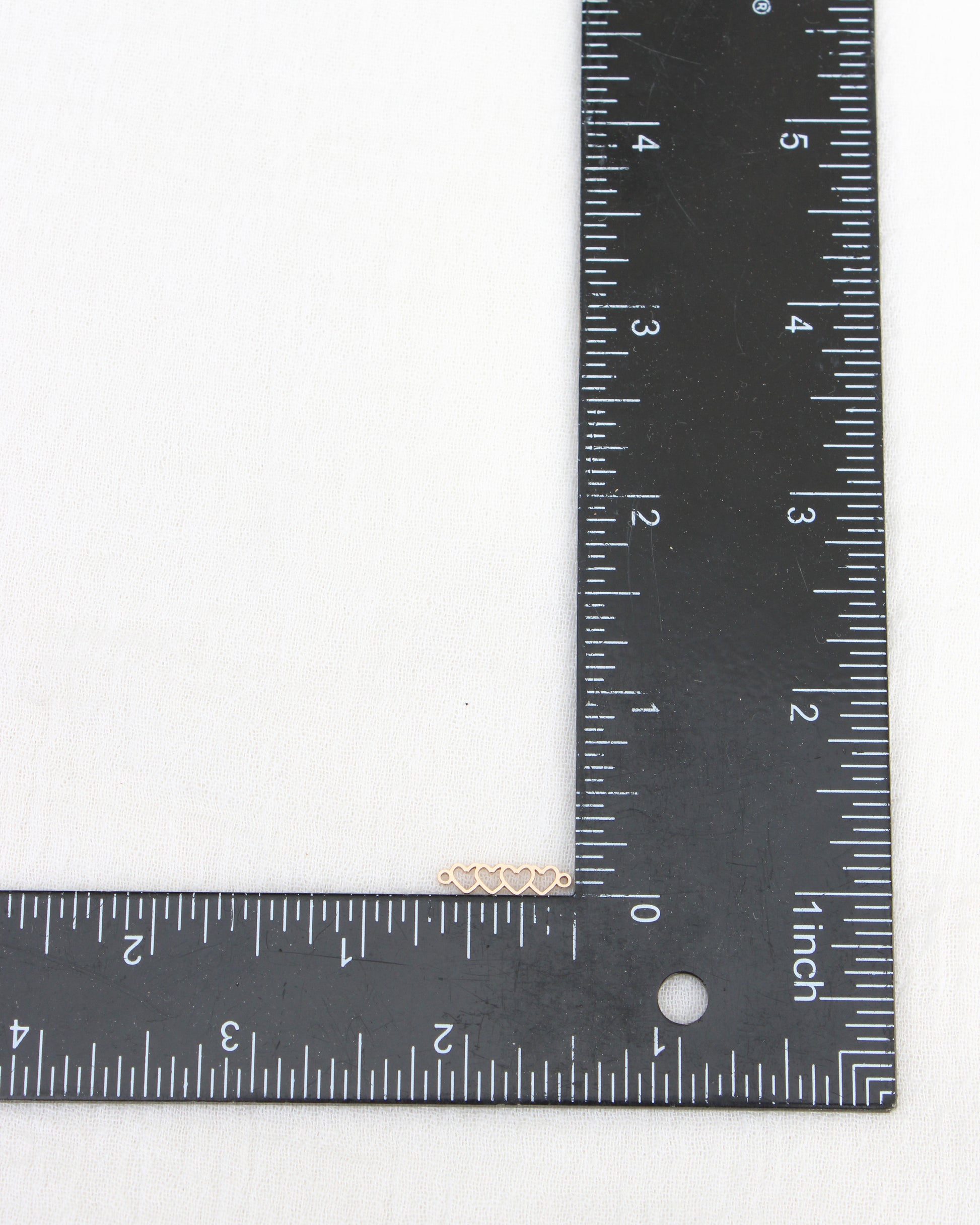 4 Linked Heart Outline Connector. CN438