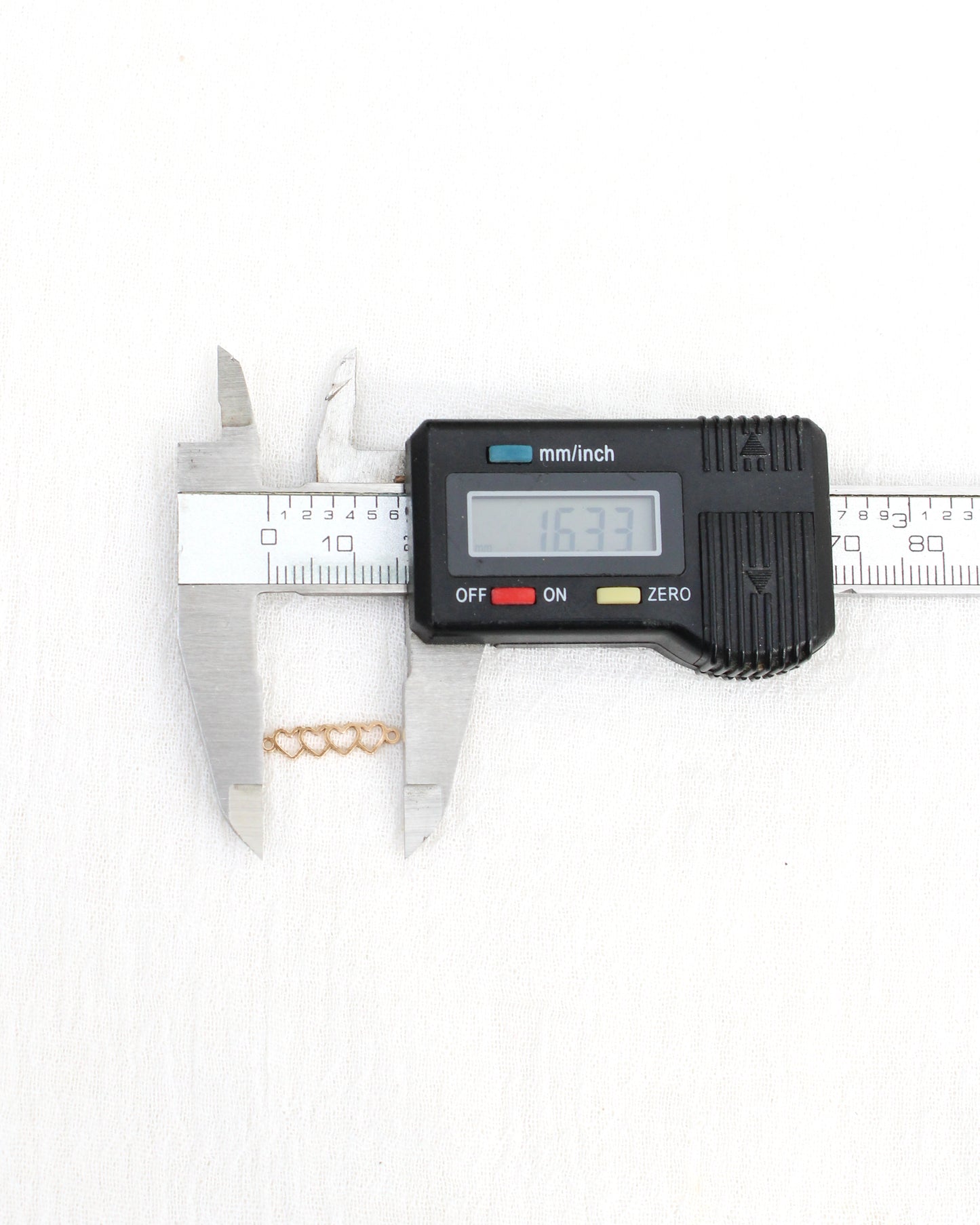 4 Linked Heart Outline Connector. CN438
