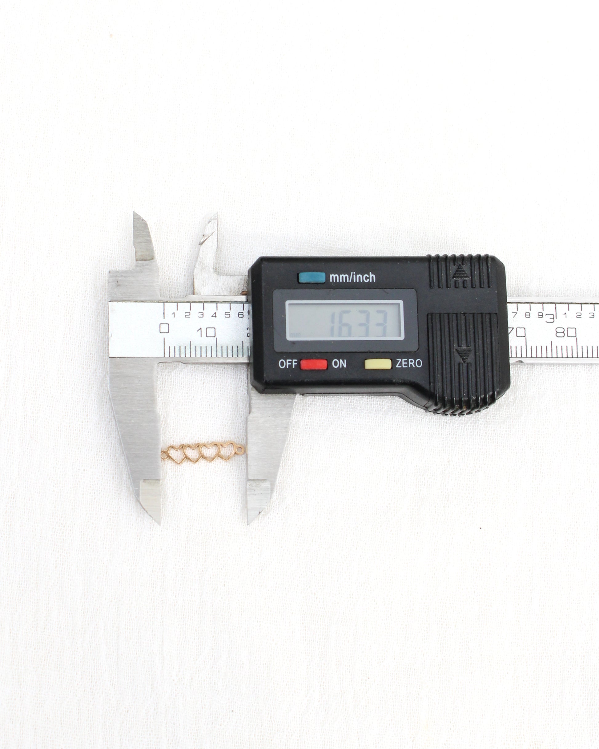 4 Linked Heart Outline Connector. CN438