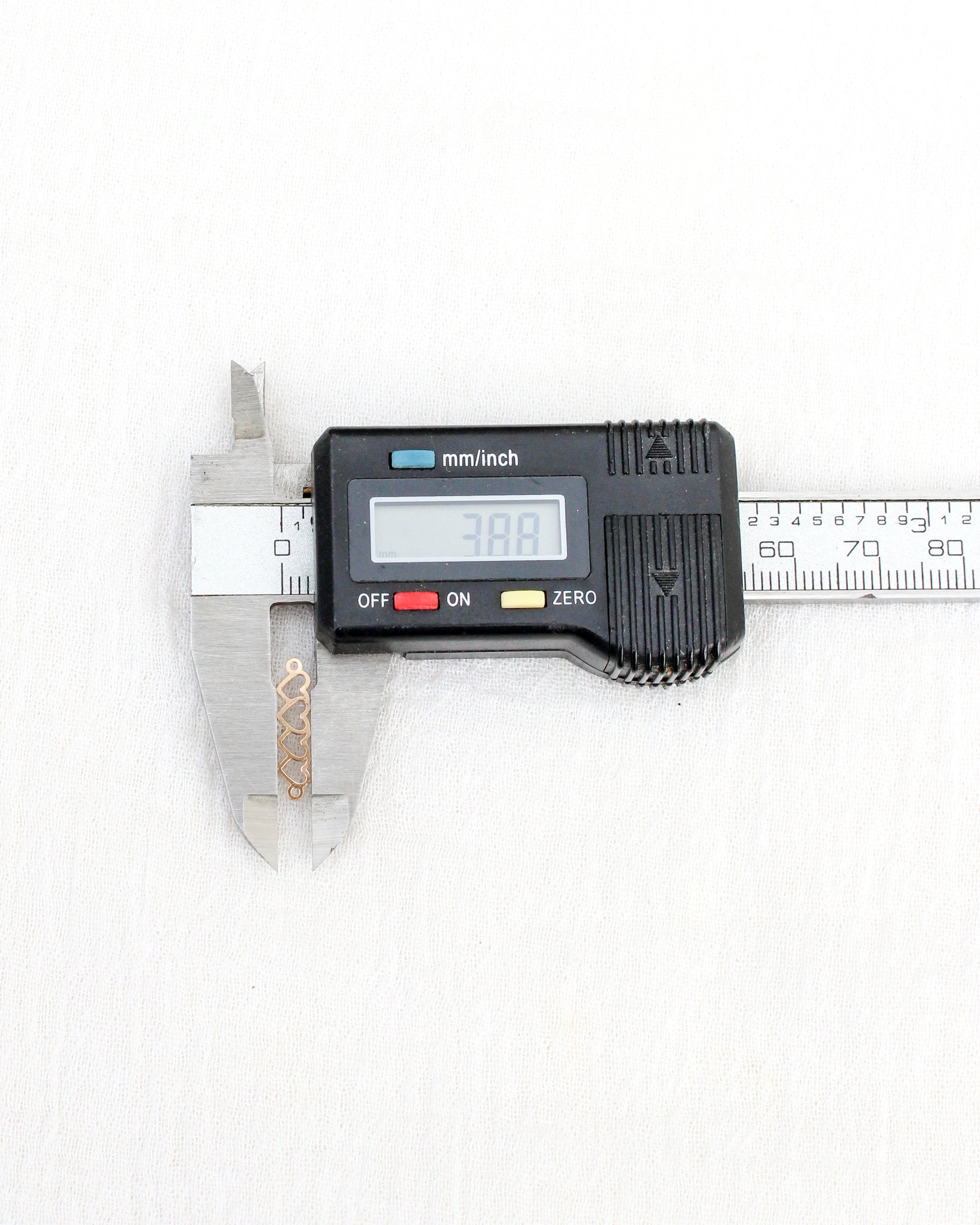4 Linked Heart Outline Connector. CN438
