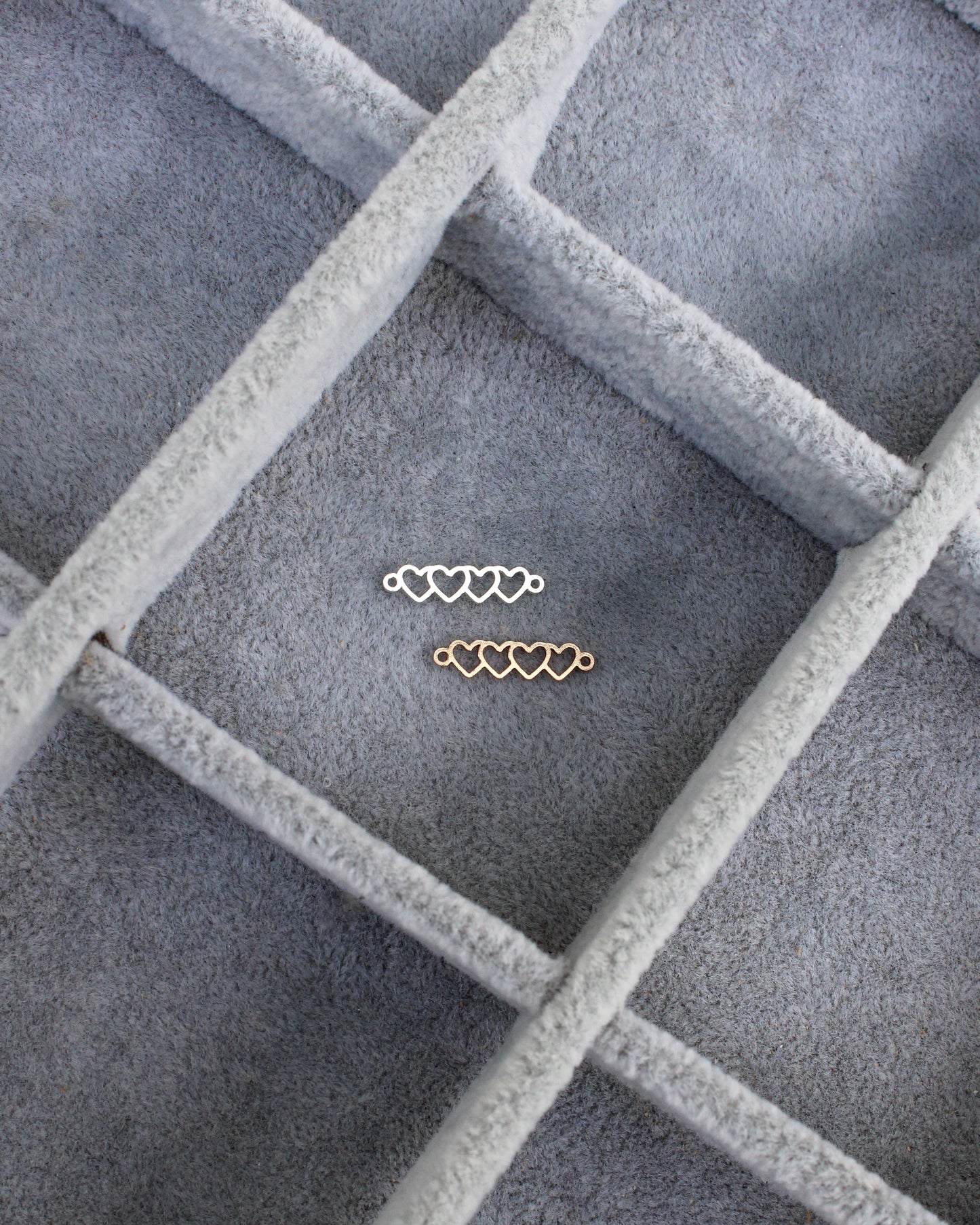 4 Linked Heart Outline Connector. CN438