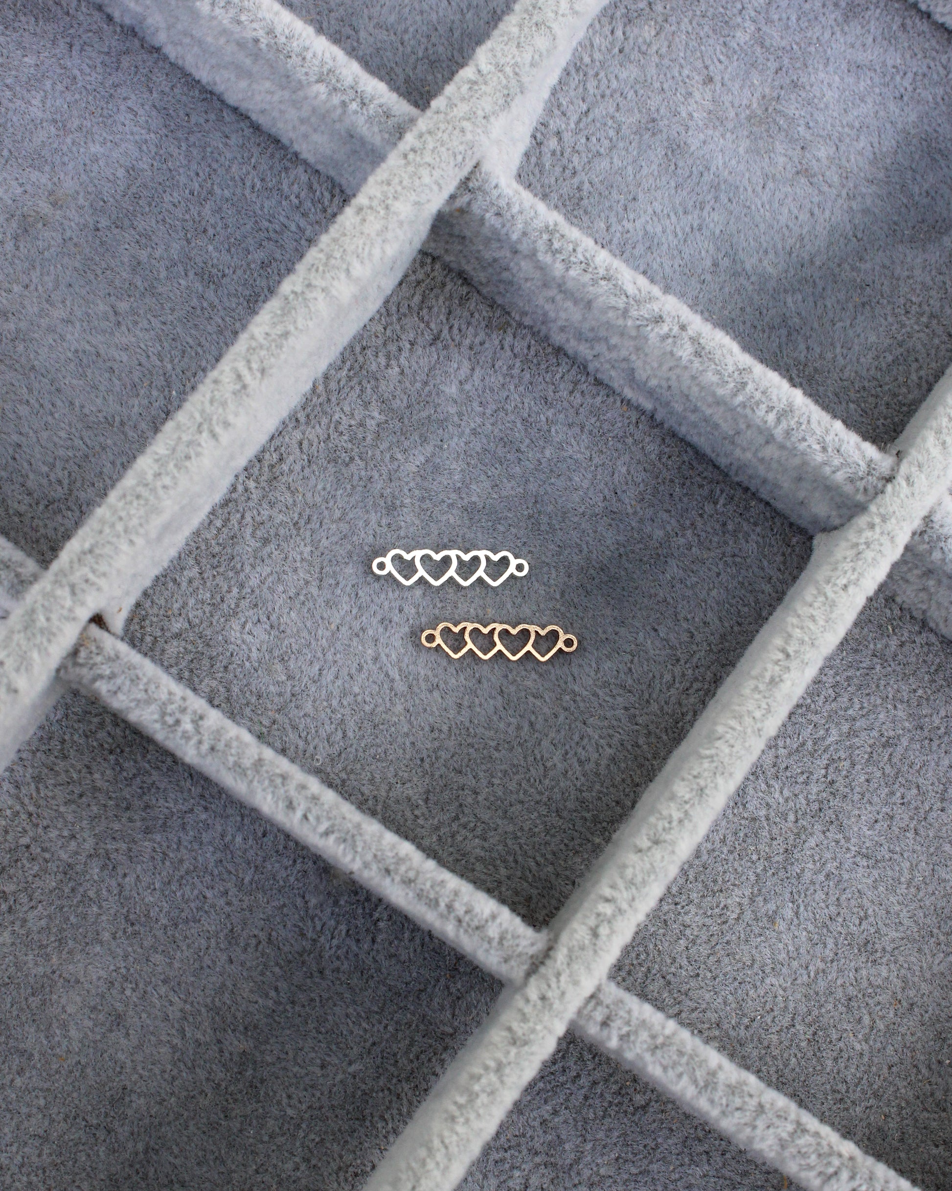 4 Linked Heart Outline Connector. CN438