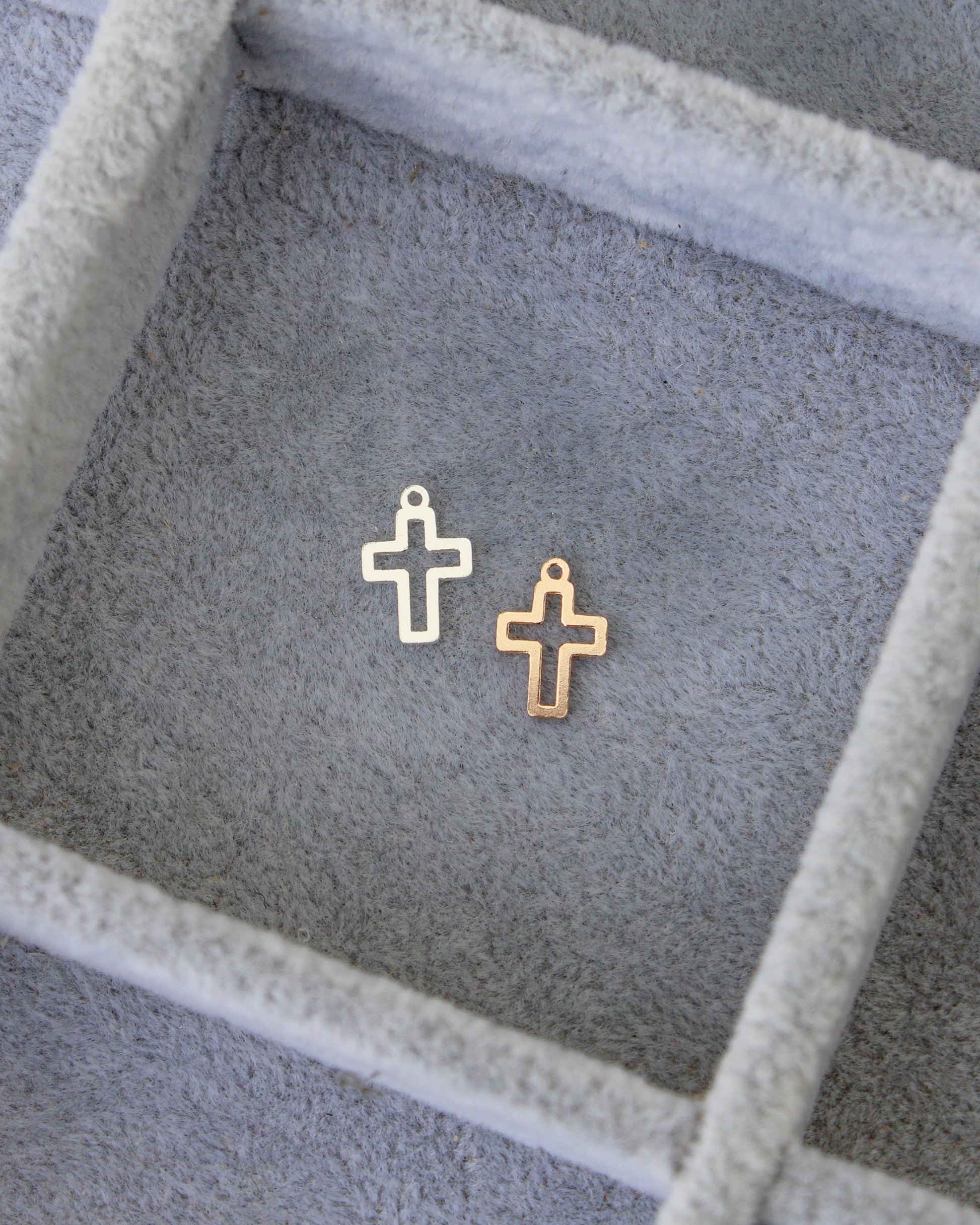 Mini Cross Outline Charm, CH317