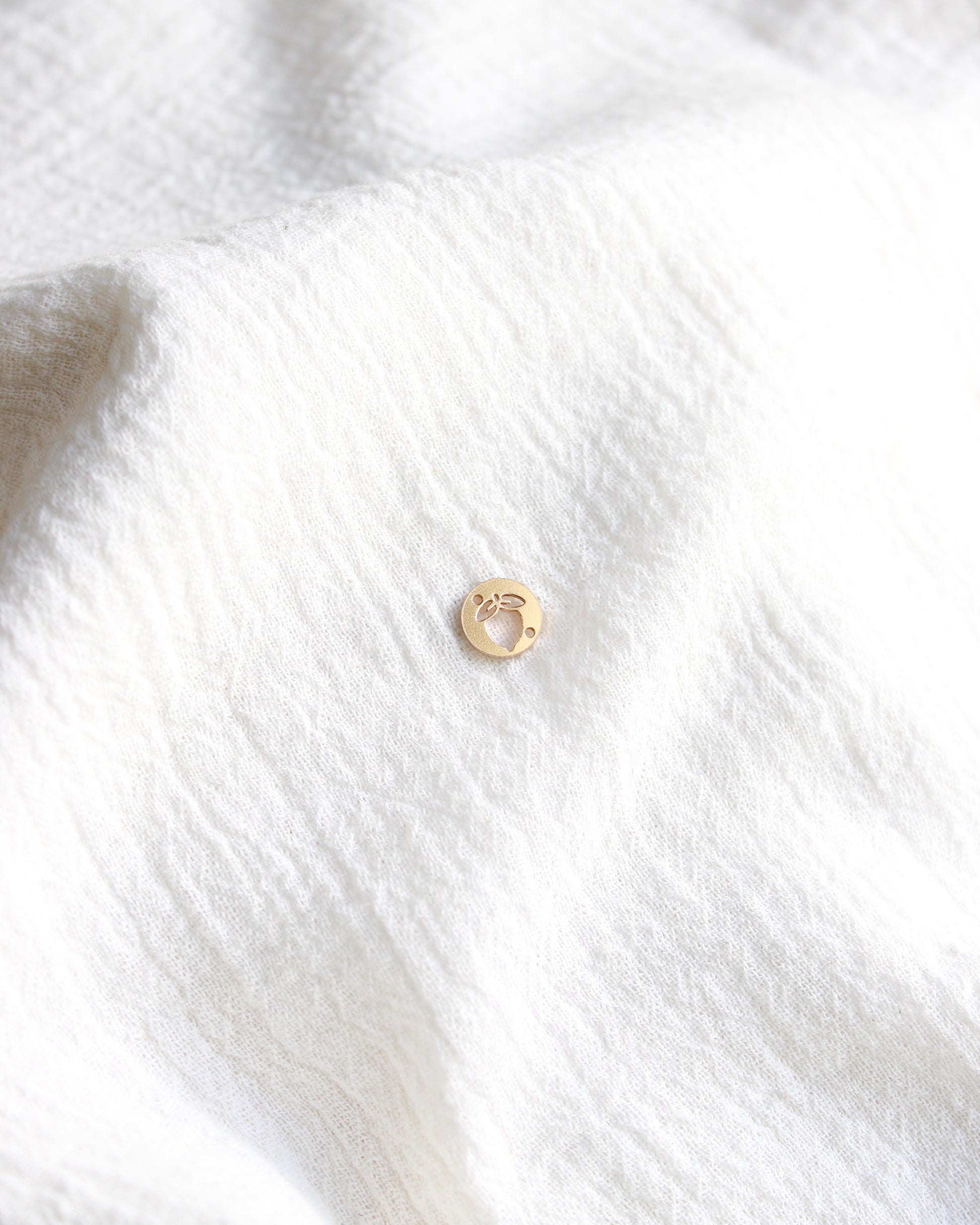 Lemon Round Connector Charm, CN391