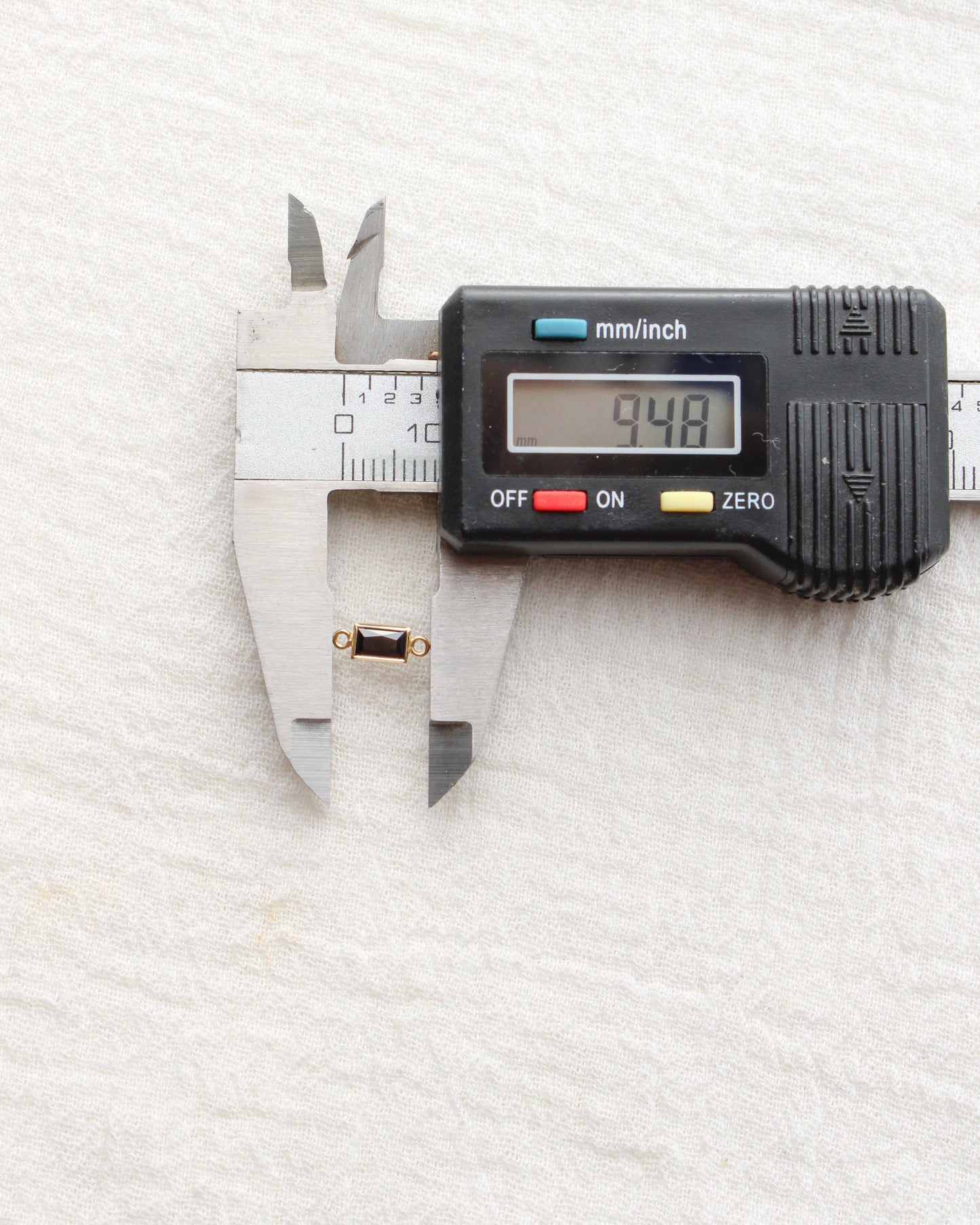 Rectangle Onyx Bezel Connector, CN402