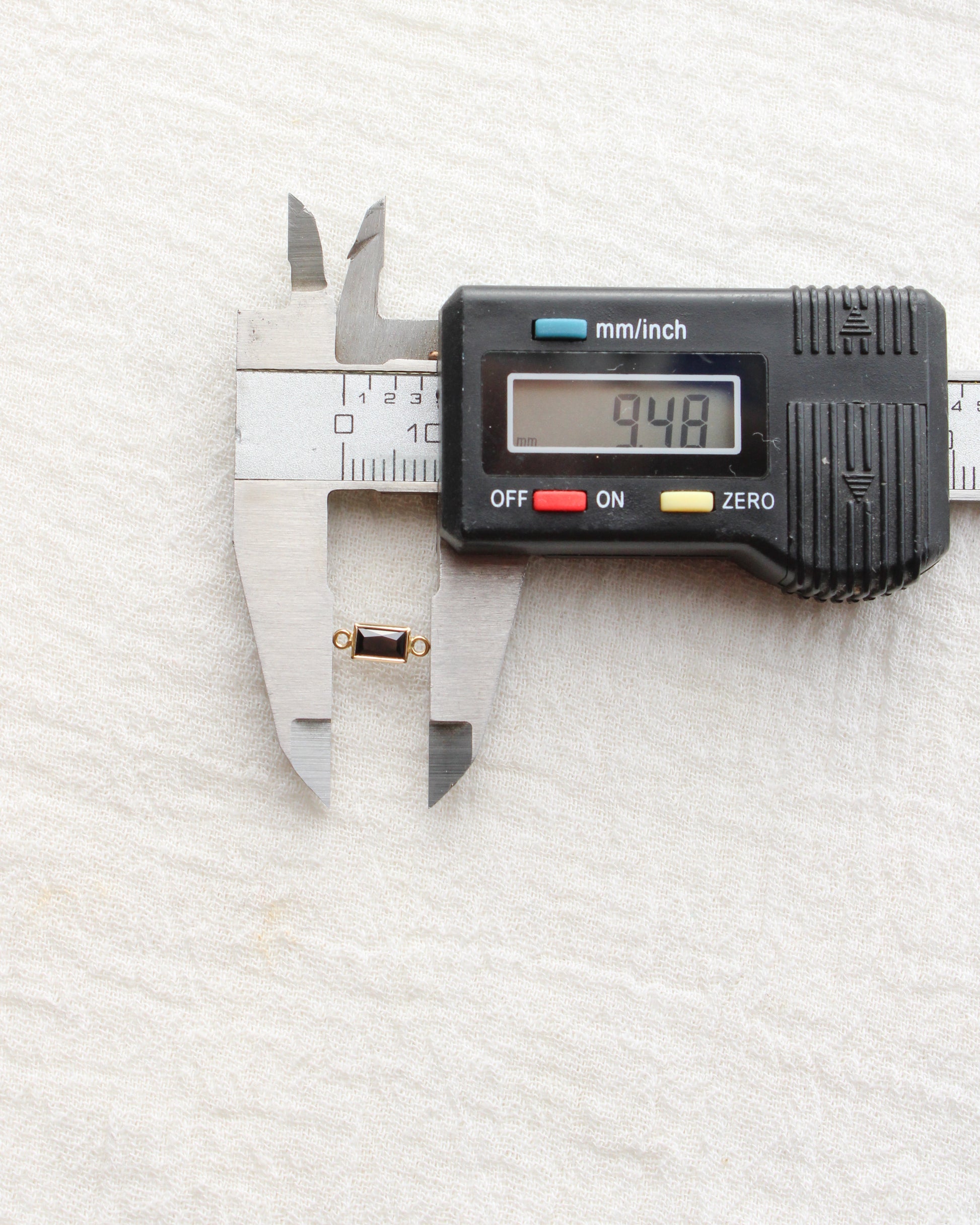 Rectangle Onyx Bezel Connector, CN402