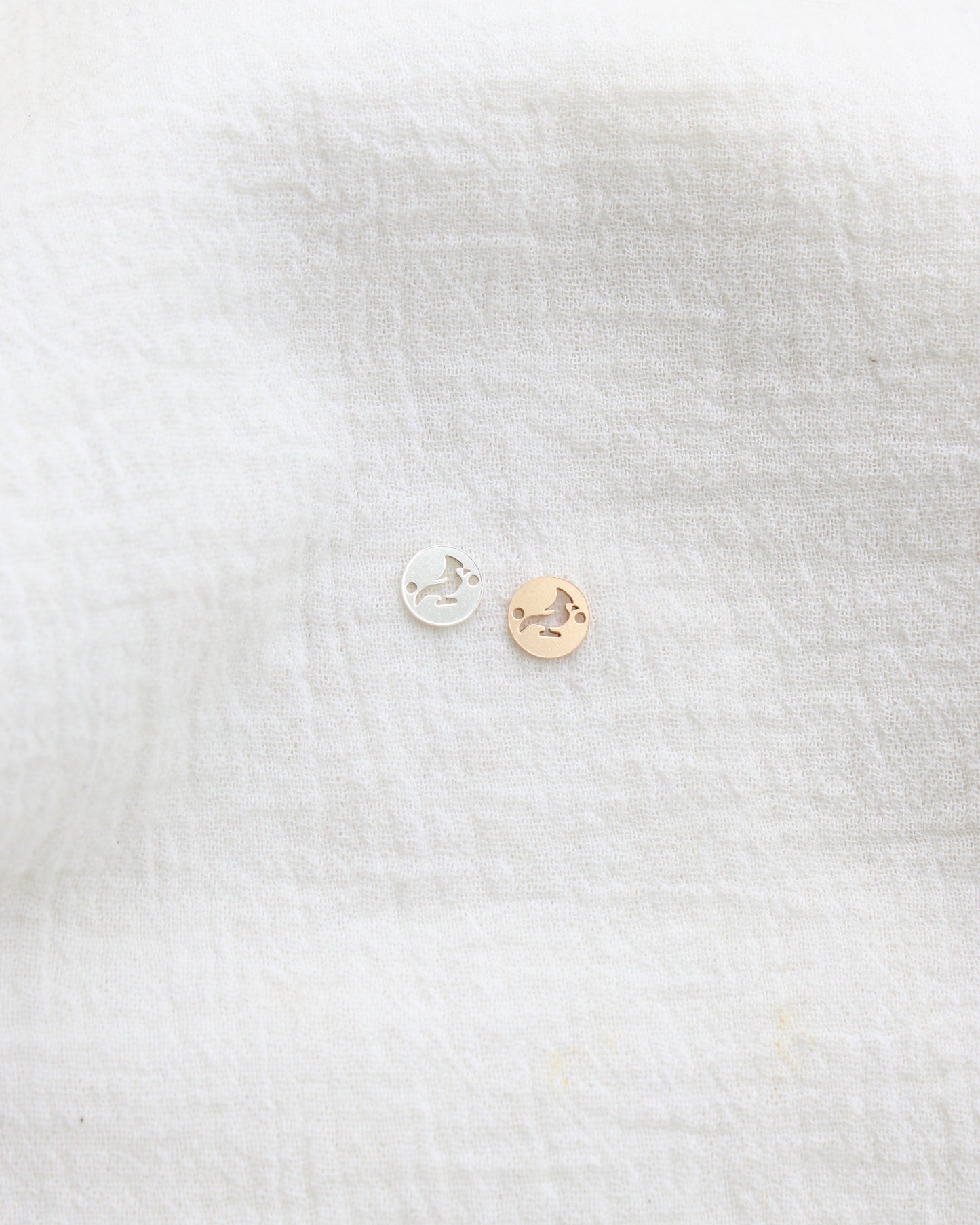 Cardinal Round Connector Charm, CN424