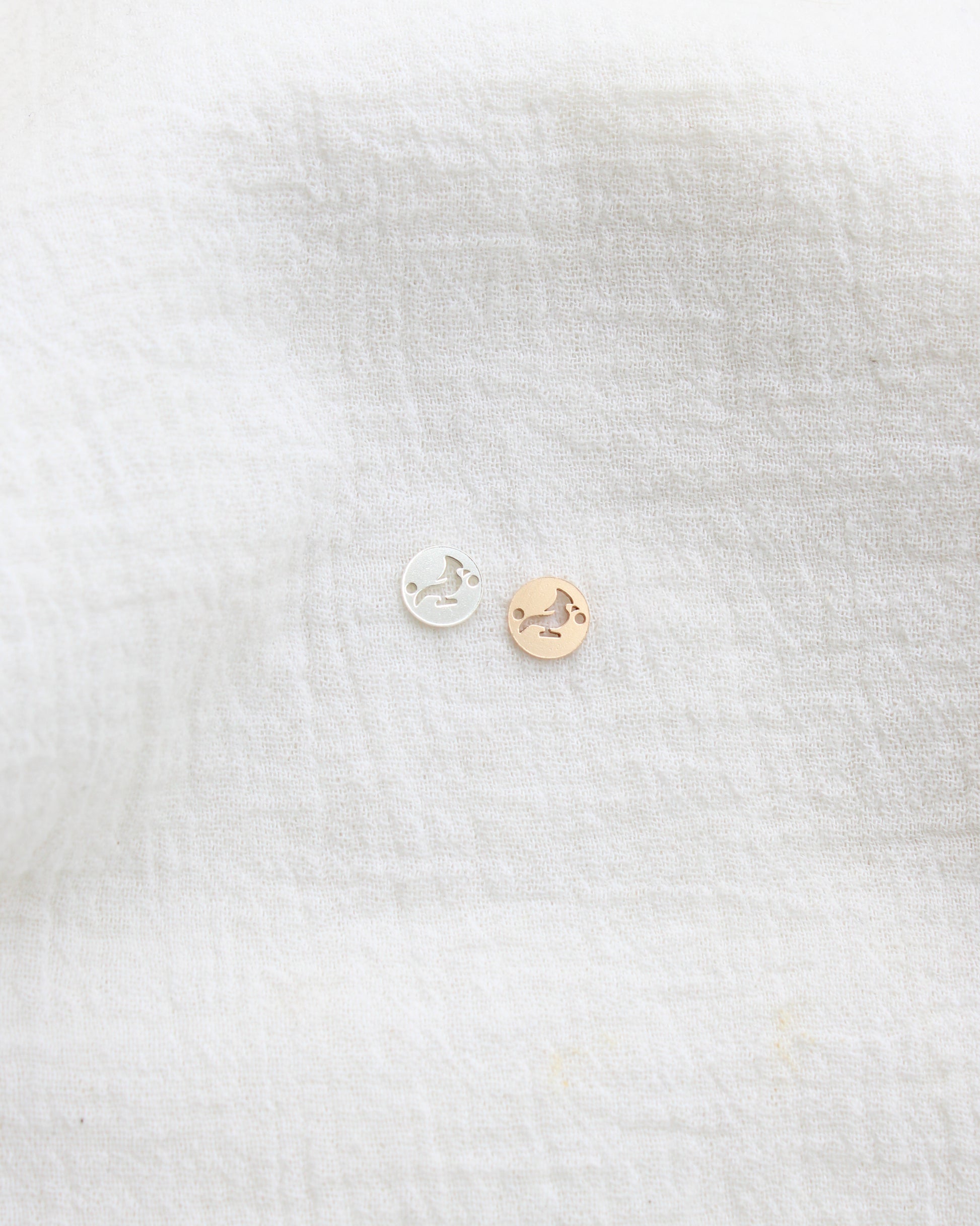 Cardinal Round Connector Charm, CN424