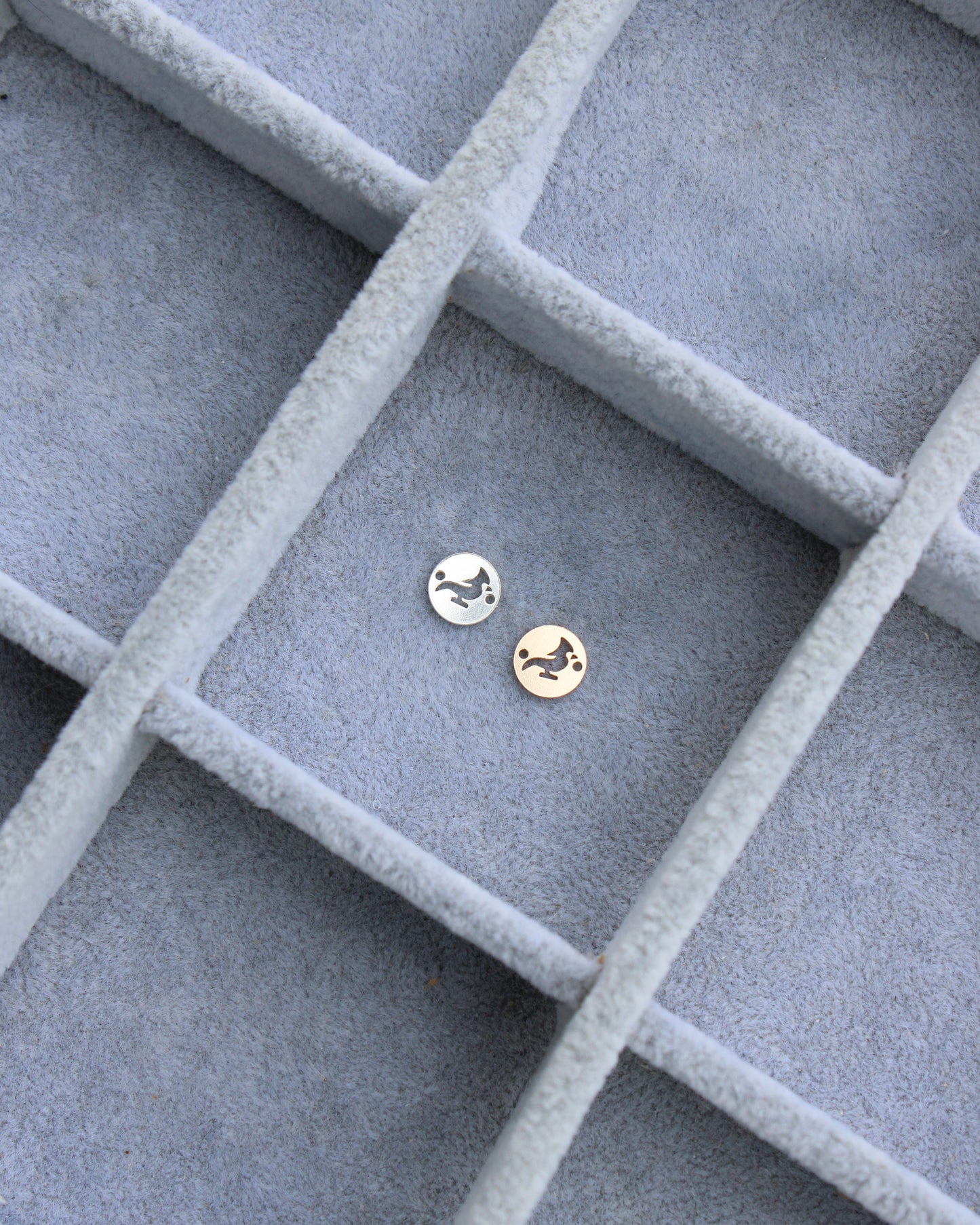 Cardinal Round Connector Charm, CN424
