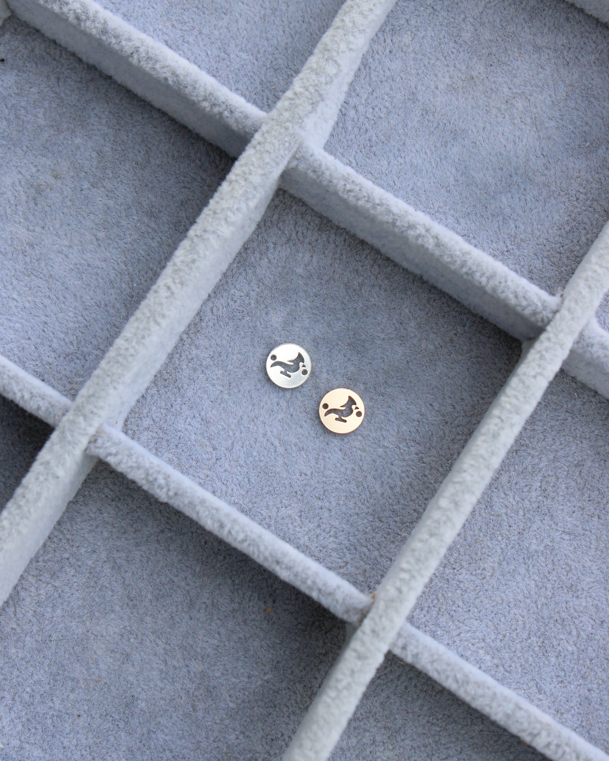 Cardinal Round Connector Charm, CN424