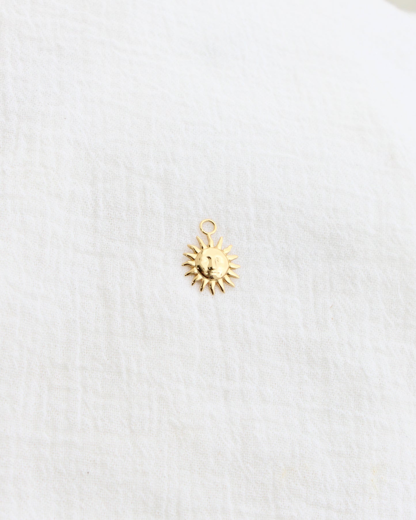 Radiant Sun Charm, CH280