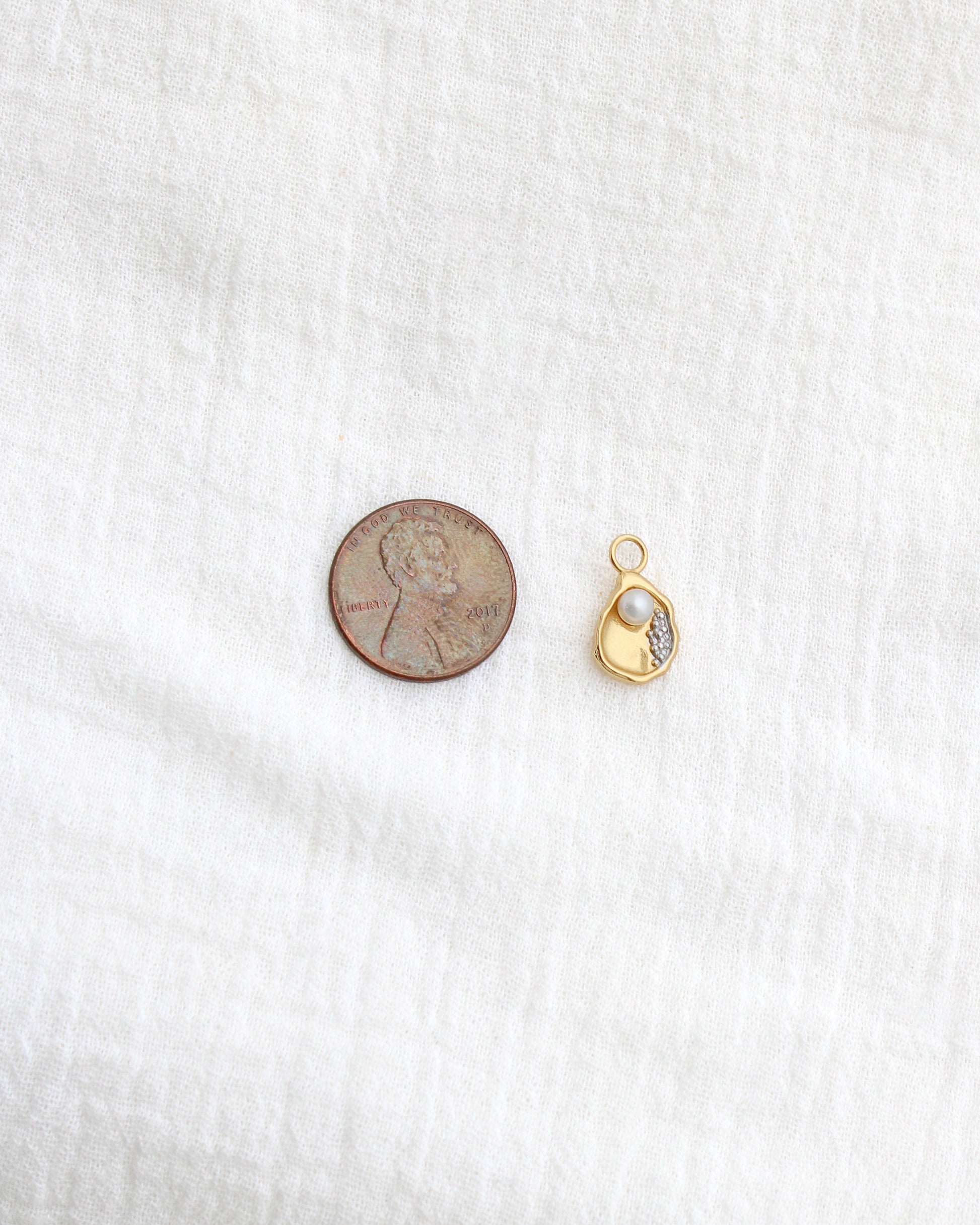 Oyster Pearl Charm, CH284
