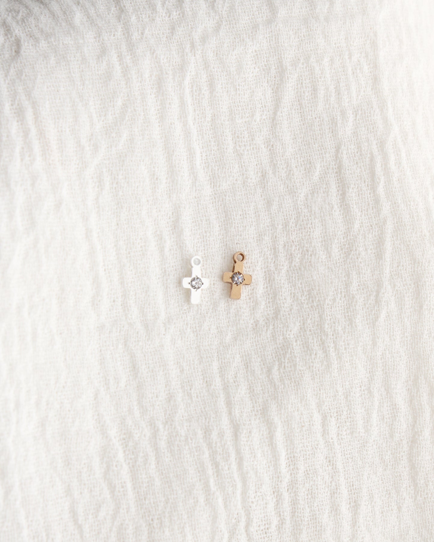 Tiny Cross with CZ, CH362