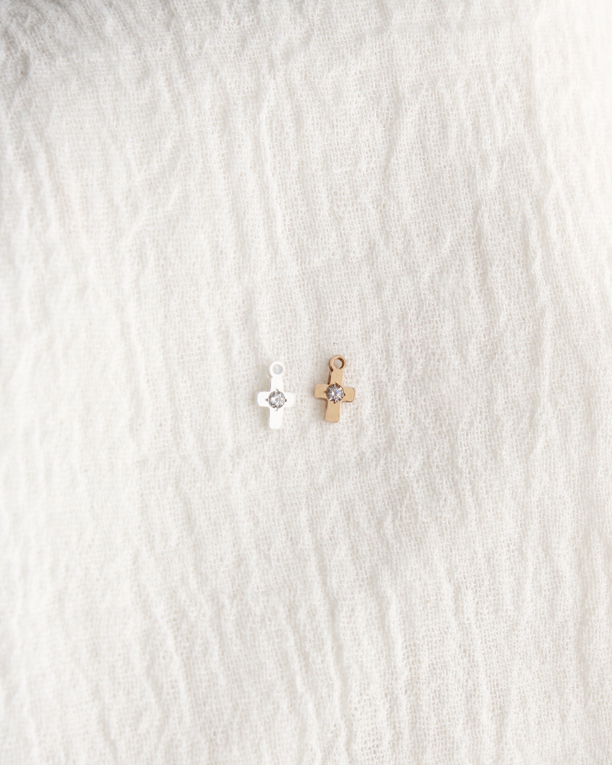 Tiny Cross with CZ, CH362