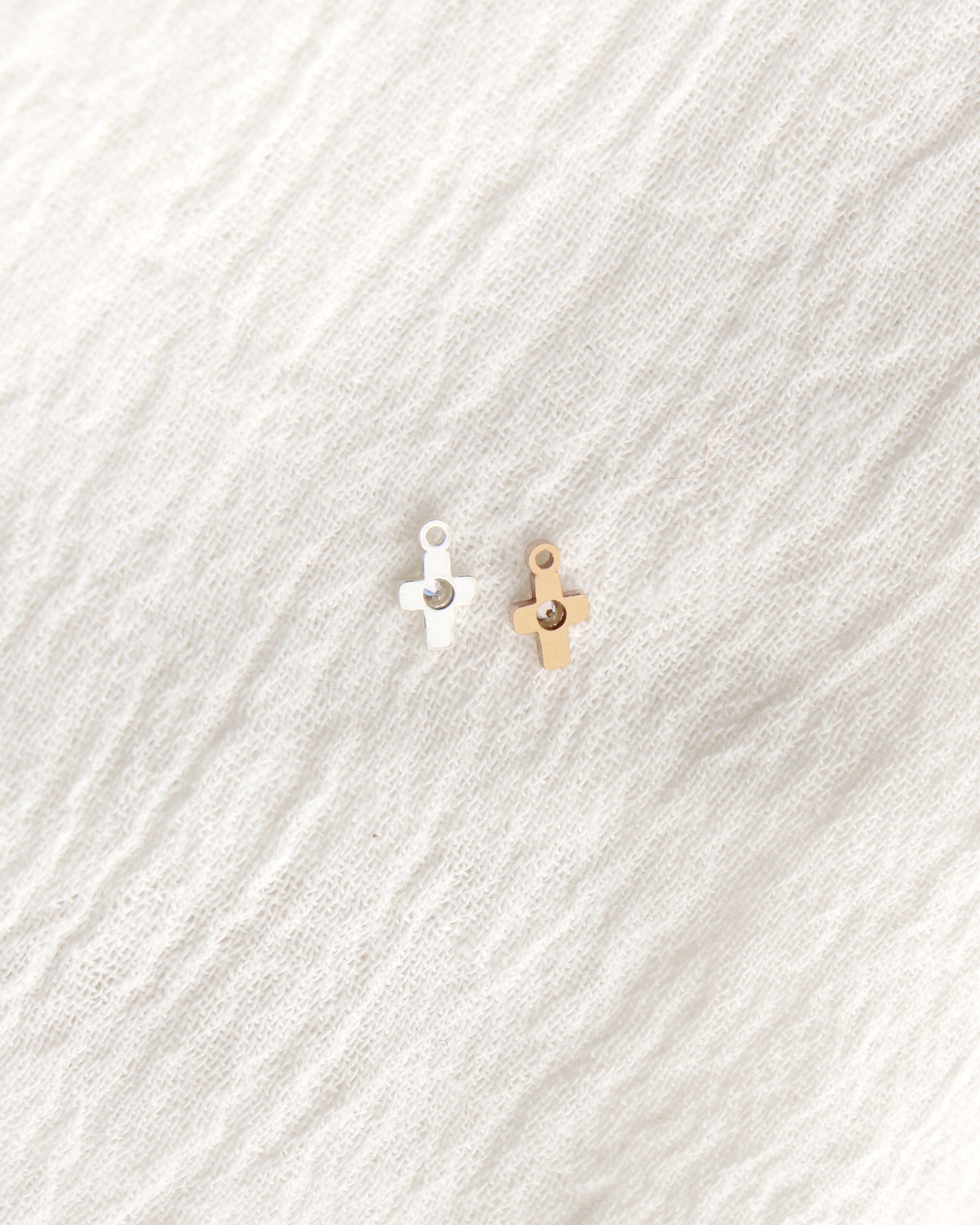Tiny Cross with CZ, CH362