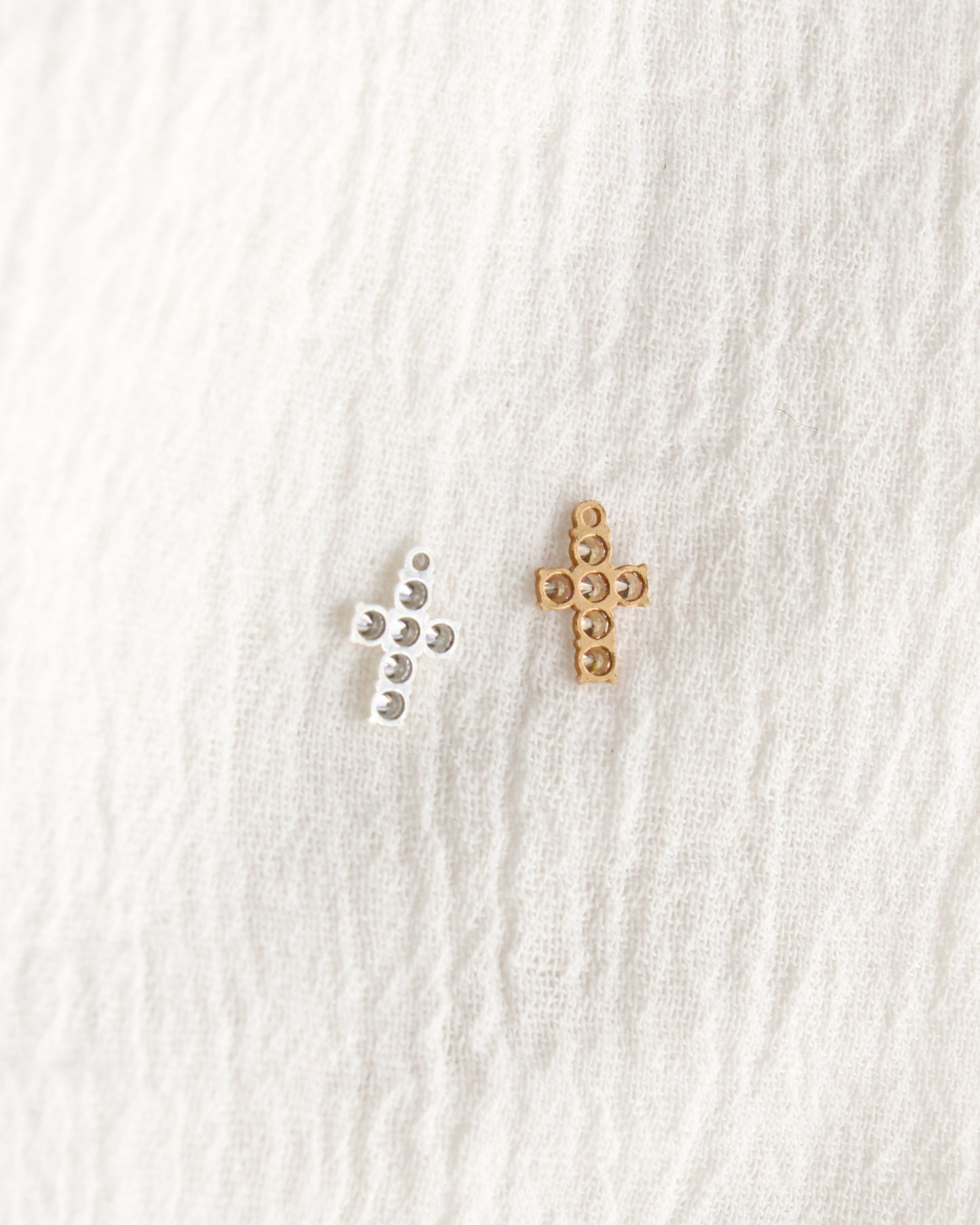 Cross charm with CZ, CH363
